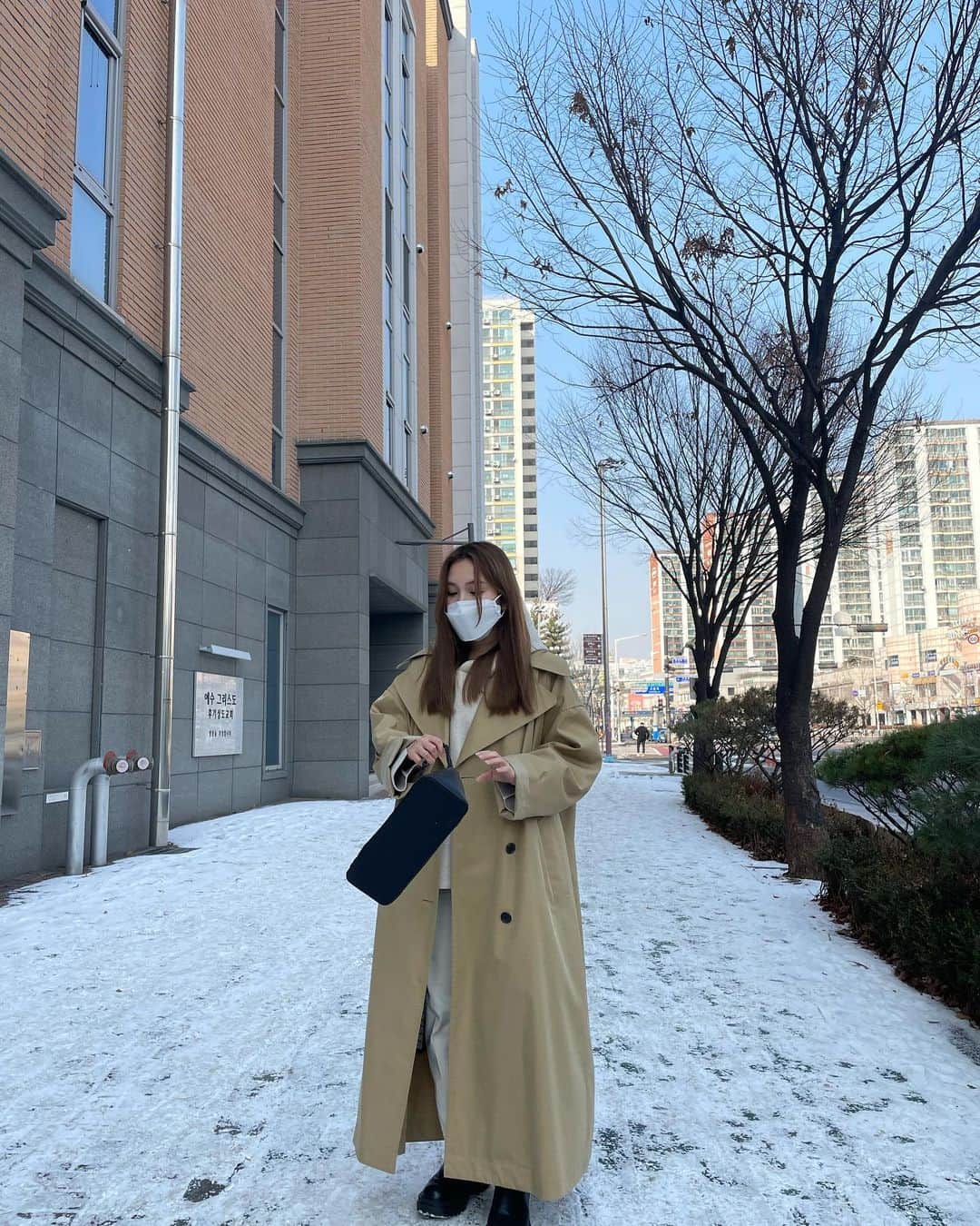 Lilmeのインスタグラム：「좋아해요☃️❄️💙🤍💙🤍韓国はマイナス気温が普通で外出たらかなり寒いけど、家では床暖房付けてるから全然寒くない！😳  #오오티디#패션스타그램#공부중#데일리#한국#카페추천#눈#메이크업#韓国#韓国留学#韓国コスメ#韓国ファッション」