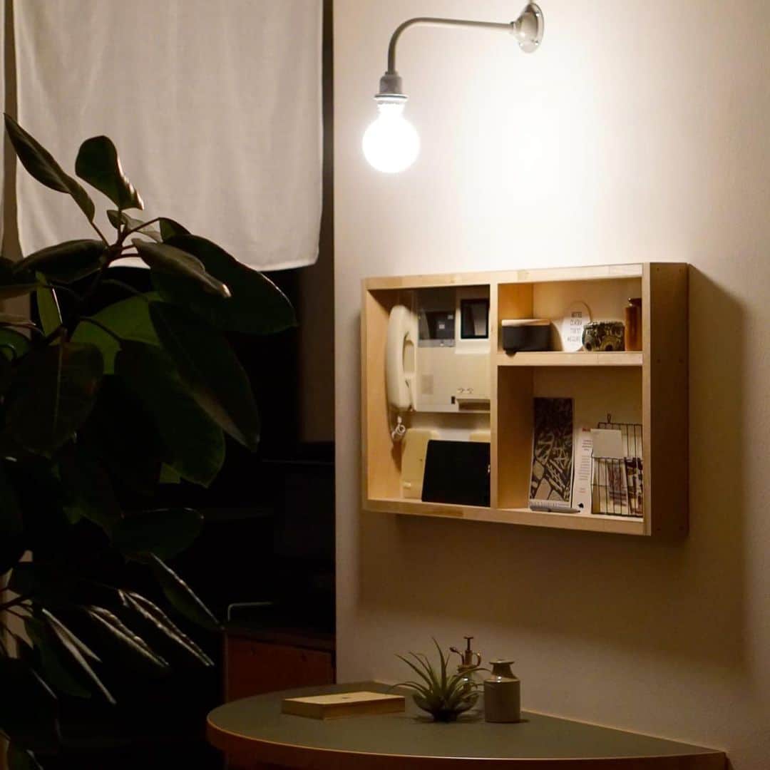 toolbox(ツールボックス)さんのインスタグラム写真 - (toolbox(ツールボックス)Instagram)「壁にぴったりはまった半円テーブル。そこを照らすL字の灯りや薄めの飾り棚。  リビングの一角を、かくも素敵なコーナーに仕上げているこちらのお家。  もちろん他にも大きいテーブルはあるそうなのですが、この半円テーブルでも、ご飯を食べたり、コーヒーを飲んだり、時にテレワークをしたりと、気分によって使い分けをしているそう。  ダイニングとは別に、こういうちょっとしたデスクスコーナー、あると居場所も増えて、本当に便利そう。  #toolbox #r_toolbox #家づくり #インテリア #interior #ツールボックス #リノベーション #renovation #リビング #living #デスク #テーブル #棚 #リノベ #マンション #マンションリノベ #リモートワーク #テレワーク #施主支給  写真提供： @i_c_o__」2月2日 20時50分 - r_toolbox