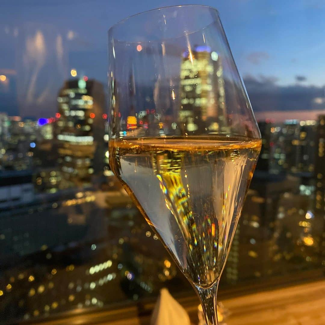 ベリッシモ・フランチェスコさんのインスタグラム写真 - (ベリッシモ・フランチェスコInstagram)「Wow! Francesco Bellissimo chef at Pierre Gagnaire Tokyo😉🍷ピエールガニェール東京の窓から綺麗な富士山が見えます❤️Ma che me rappresenta sta padella zozza?😂 #ベリッシモ #料理研究家 #francescobellissimo #chef #tvchef #celebrity #celebritychef #francefood #dapper #dapperstyle #dappermen #sprezzatura #italian #italianstyle #ピエールガニェール #フレンチ #六本木 #gourmet #tokyo #tokyobynight #vip #luxurylifestyle #luxury #riccanza #300euri #enjoylife」2月2日 21時00分 - bellissimoyoshi