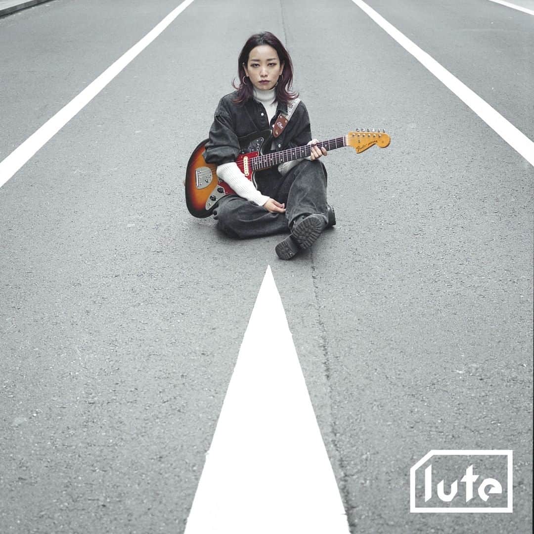 lute / ルーテのインスタグラム：「【#lute "IN TOWN"】音楽動画メディア「lute」によるインタビュー企画「IN TOWN」✍️アーティストやクリエイターのインサイドをストリートから配信📷  Interview with 黒田秋子 (@akikokroda ) Occupation : Singer from @rammells_jpn   Q. 最近は何にハマってる？ A. 進撃の巨人、プルダックポックンミョン  Q. お気に入りのコスメやスキンケア、香水とかある？ A. SHISEIDO モダンマット パウダーリップスティック Majo/523 口紅はここ2〜3年ずっとこれ使ってます。  Q. おすすめのスポットはある？ A. Lucy's Bakery @lucysbakery_official のピーカンパイが好きです。  Q. お気に入りの映画・ドラマは？ A. My Blueberry Nights  Q. 最近の活動はどう？ A. @rammells_jpn  昨年9〜11月に三ヶ月連続で新曲をリリースしました。最近は家で曲作りをしたり、YouTubeで毎週トーク配信や弾き語り等をUPしています。ライブしたい！  Photography: @keigosugiyama_   #lutemedia #luteintown #streetsnap #streetstyle #streetculture #streetscene #streetjapan #music #creator #interview #ルーテ #ストリートスナップ #インタビュー #音楽 #音楽のある生活 #音楽好きな人と繋がりたい」