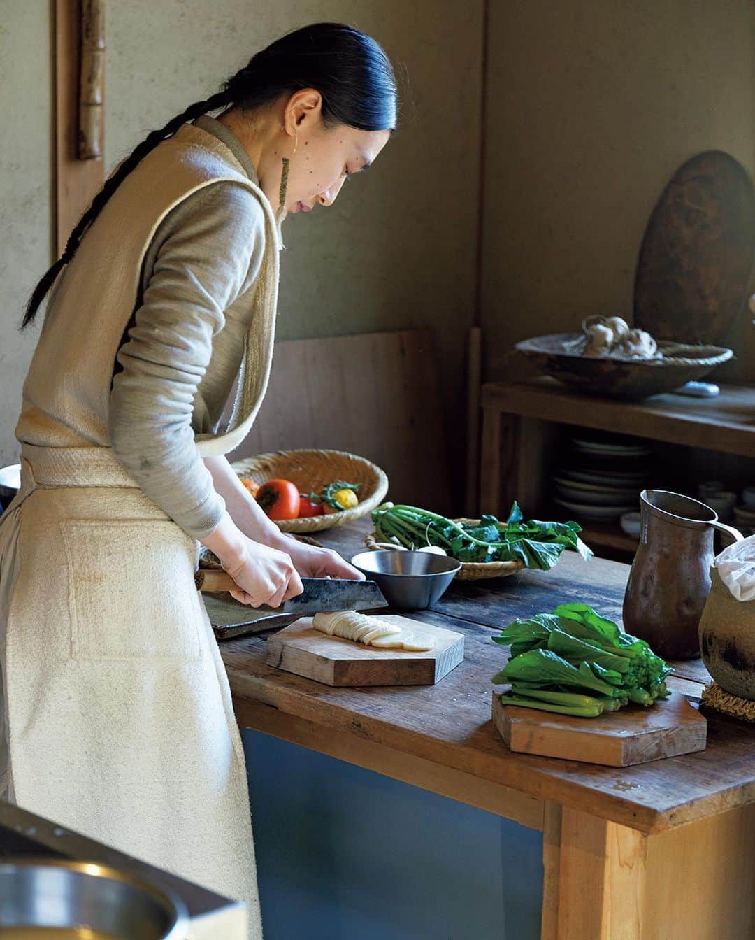 &Premium [&Premium] magazine.さんのインスタグラム写真 - (&Premium [&Premium] magazine.Instagram)「『仁平古家具店』仁平 透さん（@nihei_mashiko）宅の広々としたキッチンは、妻の里帆さんのリクエスト。 「みんなで食事をしたり、料理をしたりする時間ってとても健やかで幸せなもの。キッチンも大切な部屋の一部なんです」。最新号「くつろげる部屋に、整える」より。（→p.53） photo : @noriokidera  #andpremium #アンドプレミアム #くつろげる部屋に整える #cozyrooms #インテリア #interior #インテリアデザイン #仁平古家具店 #pejite #益子町 #古民家リノベーション #古民家  #整える #台所 #キッチン #キッチンインテリア #台所風景」2月2日 21時00分 - and_premium