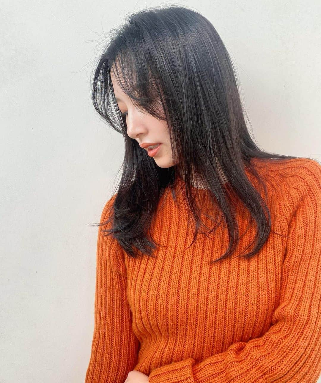 宮原幸恵さんのインスタグラム写真 - (宮原幸恵Instagram)「茉莉ちゃんNewヘア❤️🧡 ・ 黒髪に近いくらいの ダークブラウンにしたい！ ってことで今回はこんな感じ🥰 ・ 黒髪に近いけど 透明感はたっぷりの仕上げです😎👌 ・ 艶の出やすいお洒落な栗色ブラウンに スモーキーな ダークベージュを混ぜてるの✌️ ・ 色抜けしても ギラギラしてみえずに 柔らかく抜けてくるようにね☺️✨ ・ ダークカラーは ヘルシーな色気が出るから 魅力的よね😍 ・ とっても似合ってる👏👏👏 ・ 茉莉ちゃんいつもありがとっ😆❣️ ・ ・  ・ ・ 〓〓〓〓〓〓〓〓〓〓〓〓〓〓〓〓〓〓〓〓〓〓〓〓〓 ・・ price・・ ・・ cut➡︎￥８５００＋tax cut＆color➡︎￥１８０００＋tax cut &treatment➡︎￥１５０００＋tax cut＆color＆treatment➡︎２４５００＋tax hairset➡︎￥７０００＋tax ・・ ・・ ○もちろん縮毛矯正やパーマなどなど…他のメニューもご予約可能です！！ ○カラーは全体・根元から毛先まで 染めた場合の値段表記です！ ○根元のみやハイライトなどのポイントカラー ダブルカラーなどですと料金変動します！！ ○カラーのみ・トリートメントのみなど カットなしのメニューの場合は シャンプーブロー代（￥３０００）頂いております！ ○前髪カットのみのご予約も可能です♡（￥１５００） ○ヘッドスパもやってます♡ ○全ての施術においてロング料金等は頂いておりません！！ ○分からないことは何でもお気軽にお問い合わせ下さい！！ ⚠︎ 前のサロンで 担当させて頂いたことがある方は お伝えいただけると助かります♡♡ 〓〓〓〓〓〓〓〓〓〓〓〓〓〓〓〓〓〓〓〓〓〓〓〓〓 #透明感 #透明感カラー #透明感ヘアカラー #黒髪 #透明感黒髪 #暗めカラー  #就活ヘア  #就活カラー #お洒落黒髪 #ダークブラウン #ダークカラー #ダークグレージュ  #ダークアッシュ #ダークグレー  #ダークグレー #黒髪ロング #前髪なしロング #ベージュ系カラー  #ベージュ系ヘアカラー  #表参道美容室 #美容室Lily #lily宮原  #宮原幸恵」2月2日 20時53分 - yu.ki.0117