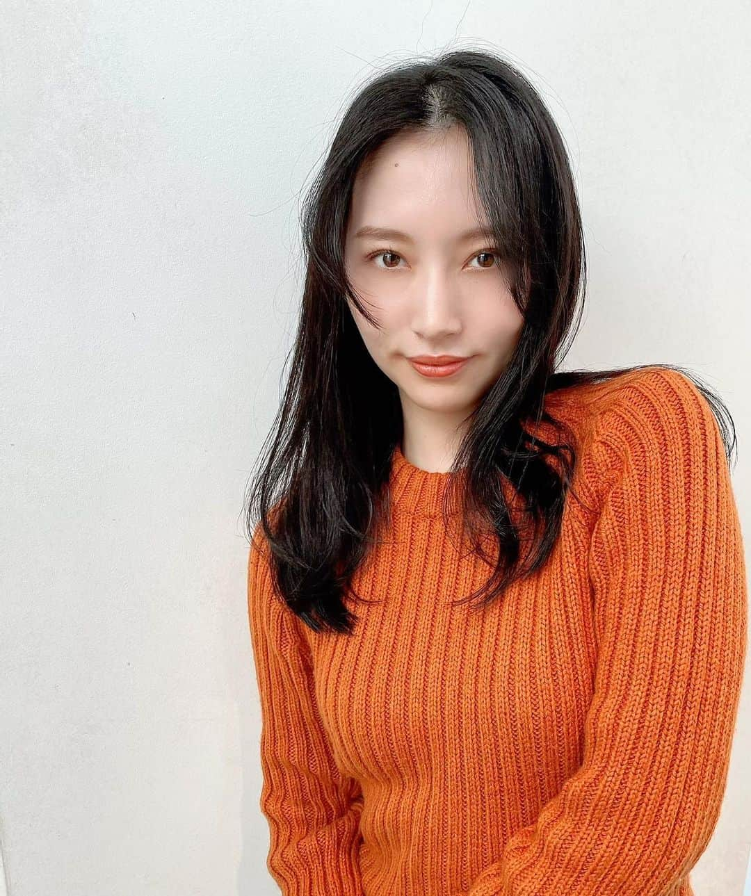 宮原幸恵のインスタグラム：「茉莉ちゃんNewヘア❤️🧡 ・ 黒髪に近いくらいの ダークブラウンにしたい！ ってことで今回はこんな感じ🥰 ・ 黒髪に近いけど 透明感はたっぷりの仕上げです😎👌 ・ 艶の出やすいお洒落な栗色ブラウンに スモーキーな ダークベージュを混ぜてるの✌️ ・ 色抜けしても ギラギラしてみえずに 柔らかく抜けてくるようにね☺️✨ ・ ダークカラーは ヘルシーな色気が出るから 魅力的よね😍 ・ とっても似合ってる👏👏👏 ・ 茉莉ちゃんいつもありがとっ😆❣️ ・ ・  ・ ・ 〓〓〓〓〓〓〓〓〓〓〓〓〓〓〓〓〓〓〓〓〓〓〓〓〓 ・・ price・・ ・・ cut➡︎￥８５００＋tax cut＆color➡︎￥１８０００＋tax cut &treatment➡︎￥１５０００＋tax cut＆color＆treatment➡︎２４５００＋tax hairset➡︎￥７０００＋tax ・・ ・・ ○もちろん縮毛矯正やパーマなどなど…他のメニューもご予約可能です！！ ○カラーは全体・根元から毛先まで 染めた場合の値段表記です！ ○根元のみやハイライトなどのポイントカラー ダブルカラーなどですと料金変動します！！ ○カラーのみ・トリートメントのみなど カットなしのメニューの場合は シャンプーブロー代（￥３０００）頂いております！ ○前髪カットのみのご予約も可能です♡（￥１５００） ○ヘッドスパもやってます♡ ○全ての施術においてロング料金等は頂いておりません！！ ○分からないことは何でもお気軽にお問い合わせ下さい！！ ⚠︎ 前のサロンで 担当させて頂いたことがある方は お伝えいただけると助かります♡♡ 〓〓〓〓〓〓〓〓〓〓〓〓〓〓〓〓〓〓〓〓〓〓〓〓〓 #透明感 #透明感カラー #透明感ヘアカラー #黒髪 #透明感黒髪 #暗めカラー  #就活ヘア  #就活カラー #お洒落黒髪 #ダークブラウン #ダークカラー #ダークグレージュ  #ダークアッシュ #ダークグレー  #ダークグレー #黒髪ロング #前髪なしロング #ベージュ系カラー  #ベージュ系ヘアカラー  #表参道美容室 #美容室Lily #lily宮原  #宮原幸恵」