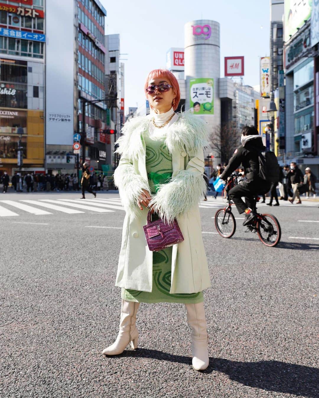 Droptokyoさんのインスタグラム写真 - (DroptokyoInstagram)「TOKYO STREET STYLE Name: @yuritachi  Occupation: Artist Coat: #HouseofSunny  Dress: #HouseofSunny Boots: #Vintage Bag: #BrandonBlackwood Sunglasses: #Dior #streetstyle#droptokyo#tokyo#japan#streetscene#streetfashion#streetwear#streetculture#fashion#ストリートファッション#コーディネート ⁣⁣ Photography: @yuri_horie_」2月2日 20時53分 - drop_tokyo