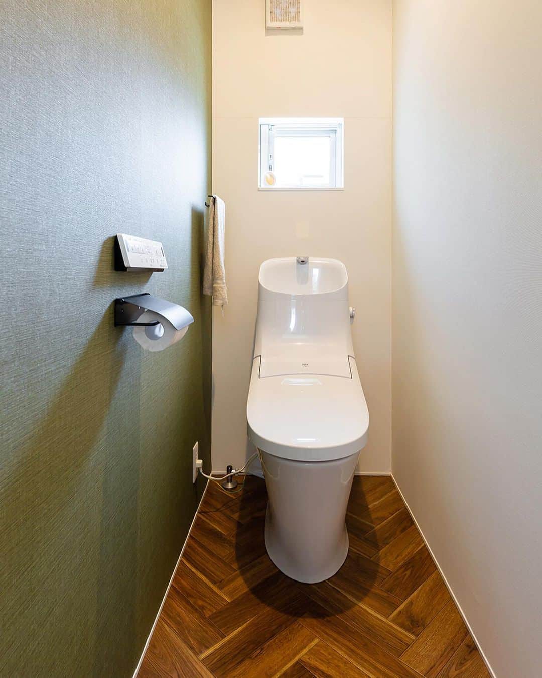 321houseさんのインスタグラム写真 - (321houseInstagram)「【Rest room‼】 ①一面のみのアクセントクロスとヘリンボーンの床が素敵なトイレです。 このヘリンボーンの床はクッションフロアなので、柔らかいうえに抗菌機能もあります。 手洗器が付いた便器なので、手洗器スペースがいらなくなります。 2階にもう1つトイレが欲しい場合などにオススメです☆ ②1階のトイレは対照的に手洗器を設置し、造作のカウンターも採用しています。 1階と2階のトイレで雰囲気の違いを楽しむのもいいですね☆ ③こちらのトイレの床はタイルを採用。 スタイリッシュなリモコンと真鍮のペーパーホルダーがかっこいいです♪ 造作の棚を設置し、トイレットペーパーなどを収納しています。 ④横長のFIX窓で明るさを取り入れ、陽の光が入るトイレに。 造作の棚は幅が狭い物を使用し、出来るだけ広く使えるようにしました！ 床にタイルを使用しています。 . . その他の写真、321HOUSE開催のイベント詳細などはプロフィール画面の【@321house】よりHPへお進みいただくとご覧になれます🙂  --------------------------------- photo ☞ @321house --------------------------------- 資料請求 ☞ @request_321 --------------------------------- 設計・工務 ☞ @321_works --------------------------------- . #ヘリンボーン#ヘリンボーン床#クッションフロア#トイレ#トイレインテリア#可動棚収納#造作棚#トイレ収納#トイレクロス#トイレットペーパーホルダー#トイレ壁紙#トイレ照明#トイレの壁#レストルーム#restroom#家づくりアイデア#シンプルな暮らし#自然素材の家#注文住宅#321ハウス#321house#広島注文住宅#自然素材の家づくり」2月2日 20時53分 - 321house