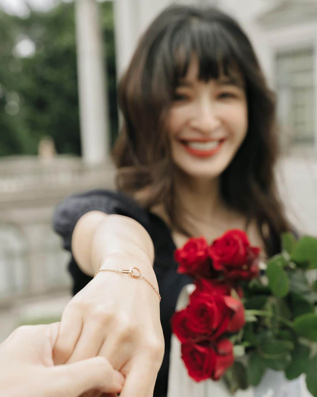 Kerinaのインスタグラム：「. 最近在討論要更換家裡一些家具的時候發現⋯ 原來到今年底就要結婚10年了呢😅😅 過習慣兩人生活的江先生江太太 最近因為要迎接即將到來的寶寶多了好多新的體驗 去產檢常常是老公比我還緊張 像是之前才剛懷孕他就跟我說 已經看好了要換哪台車 也一直問我什麼時候要買嬰兒推車、嬰兒床 希望寶寶出生後他還能是個神隊友🙏🏻  今年情人節剛好遇到過年假期 大家要準備情人節禮物的話真的要動作快囉 不然真的會卡在貨運那就欲哭無淚了🥲 說到這要讚嘆每次訂DW都很快就收到了👍🏻  這次戴的是全新 Elan Unity 系列首飾 造型是兩個環扣在一起 代表著彼此緊緊相依、從此環環相扣 （寫到這裡覺得自己好像婚禮主持人哈哈哈哈）  我個人覺得DW家的飾品很可以收！ 除了價格平易近人、簡單好搭配之外 也很好照顧不太用擔心會變色變質👏🏻  買DW就是要趁優惠購入最划算 現在有 #情人節限時獻禮  -任兩件享 9 折專屬優惠 -限定禮盒包裝-立體紅色玫瑰花限定禮盒 再使用我的折扣碼「Kerina」 又有額外 85 折唷🎉 活動只到2/14 現在去下單過年前就能收到唷！  不過雖然說是情人節獻禮 自己買來送給自己也是很ok的啦（笑） 最喜歡買禮物送給自己了哈哈哈哈  https://dw.social/2JPENhYco #danielwellington #愛的錶飾 #情人節限定 #ElanUnity #DWTW @danielwellington」