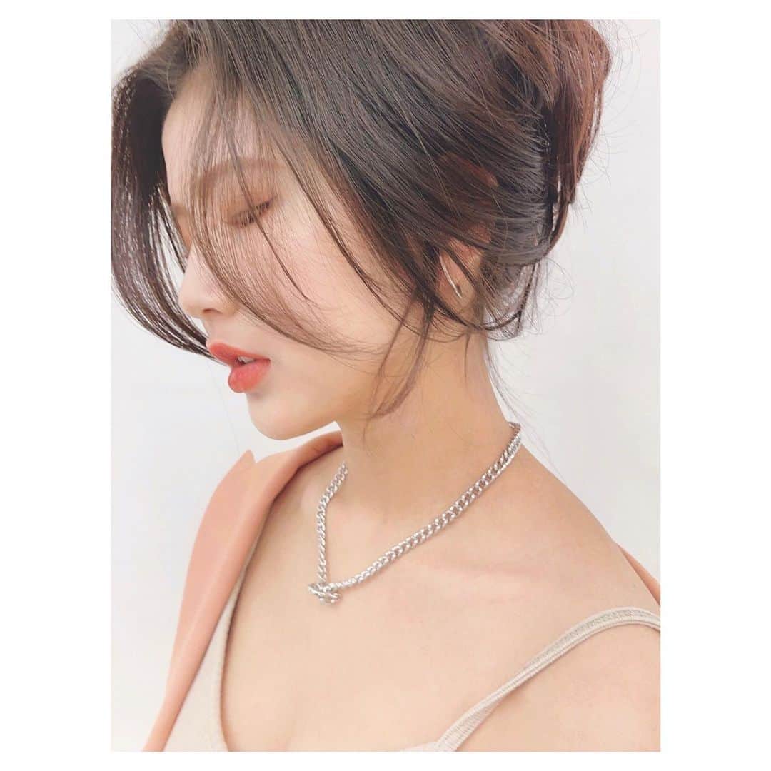 前原穂高のインスタグラム：「引き続きオフショット📸✨ たゆんとした前髪は、韓ドラでもよく出てくるスタイルで、こうやって前髪を出して後ろをざっくり止めるだけでも可愛いよね✨ この前見つけた50ミリの太いカーラーつけて巻いたらいい感じになったよ👍  #韓国風アレンジ #女神巻き #20代ヘアスタイル #韓国ヘアスタイル #韓国ヘアアレンジ #韓国ヘアー #40代ヘアスタイル #30代ヘアスタイル #ヨシンモリ #韓国トレンド #韓国風 #韓国スタイル #韓国風ヘア #韓国女子 #韓国メイク #韓国好き #美容室Violet #表参道ヘアサロン #表参道美容室 #表参道美容院」