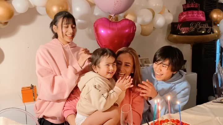 のインスタグラム：「⠀ ⠀ ⠀  16歳の高校1年生にも2歳さんにも﻿ 同じように愛情表現をするママ☺️♥️﻿ ﻿ リアクションはこの通りです🤣﻿ ﻿ とは言え、みんながすくすくと﻿ 元気に優しく育ってくれて嬉しい限り💘﻿ ﻿ #20210201 #ママMALIA.﻿ #38歳になりました ♥️🥂🎂🥂♥️﻿」
