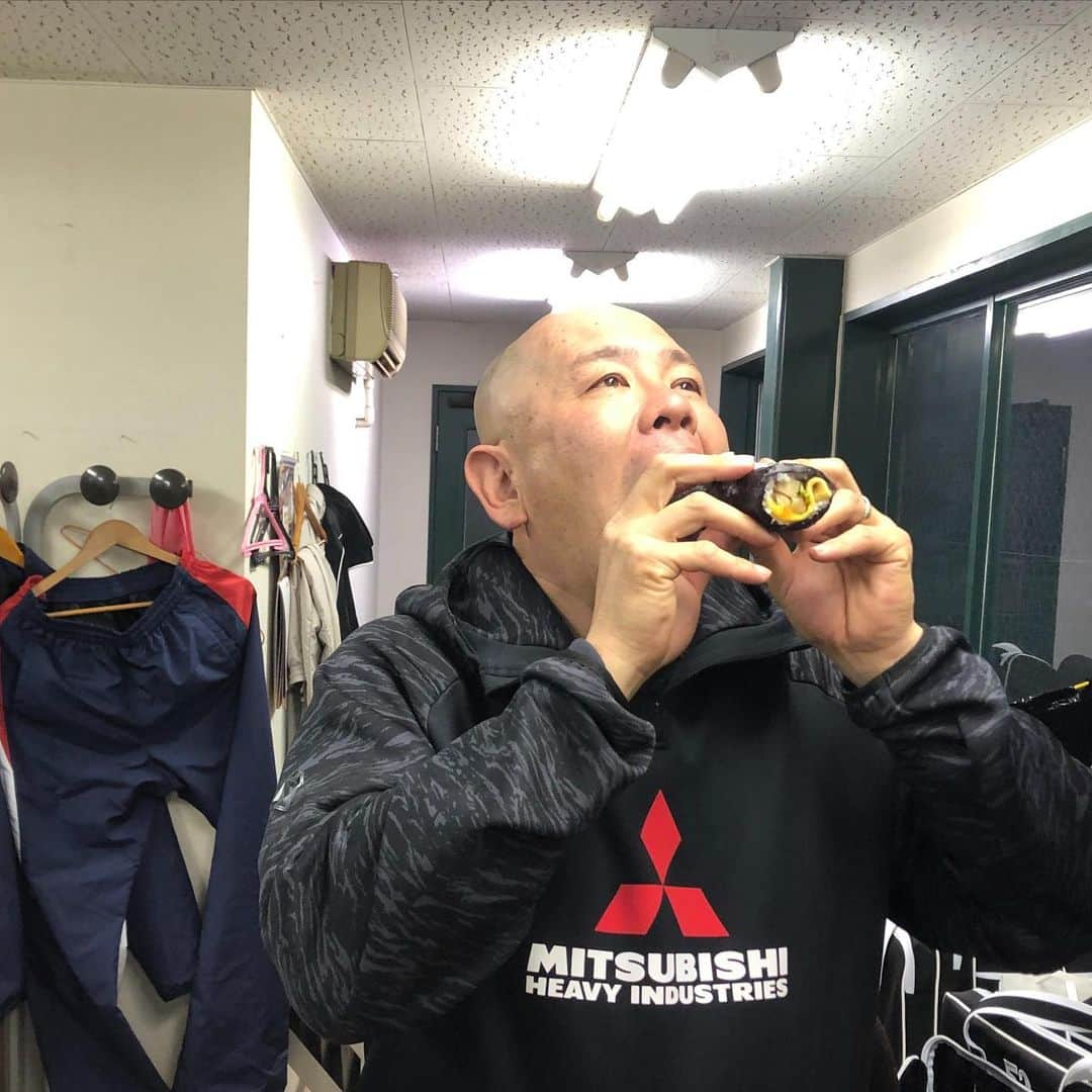 小田幸平さんのインスタグラム写真 - (小田幸平Instagram)「今年は124年ぶりの節分。南南東。恵方巻き❗️家帰って食べようと思ったらお腹空きすぎてグランドで南南東向いてパクッ。#恵方巻き#南南東#はげch#三菱重工west#中日ドラゴンズ#読売ジャイアンツ#美味しかった」2月2日 20時56分 - oda.kohei