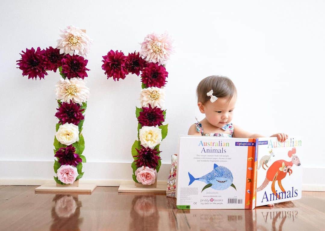 アン・カーティスのインスタグラム：「Annnd just like that we have an 11 month old bookworm 🐛  It truly makes us so happy that she is fond of books. She loves story time and looking and flipping the pages all by herself. Big girl na 😭   Time has definitely gone by so fast.. in a month, our little girl will be turning 1..  & to celebrate life of little ones, we're raising funds to help UNICEF give vulnerable babies and disadvantaged children the childhood they deserve.. there’s nothing we want more than for ALL children to be given the best start at life. So, to our friends, family, fans and followers I hope you can join this meaningful fundraiser for Dahlia’s birthday and contribute to this cause. Would mean the world to us. 🌸 Whatever amount is raised we will match and donate to @unicefphils 💙 The link is in my bio 🤍  Thank you so much!  Sending out love and light! Anne, Erwan & Dahlia Amélie ✨」
