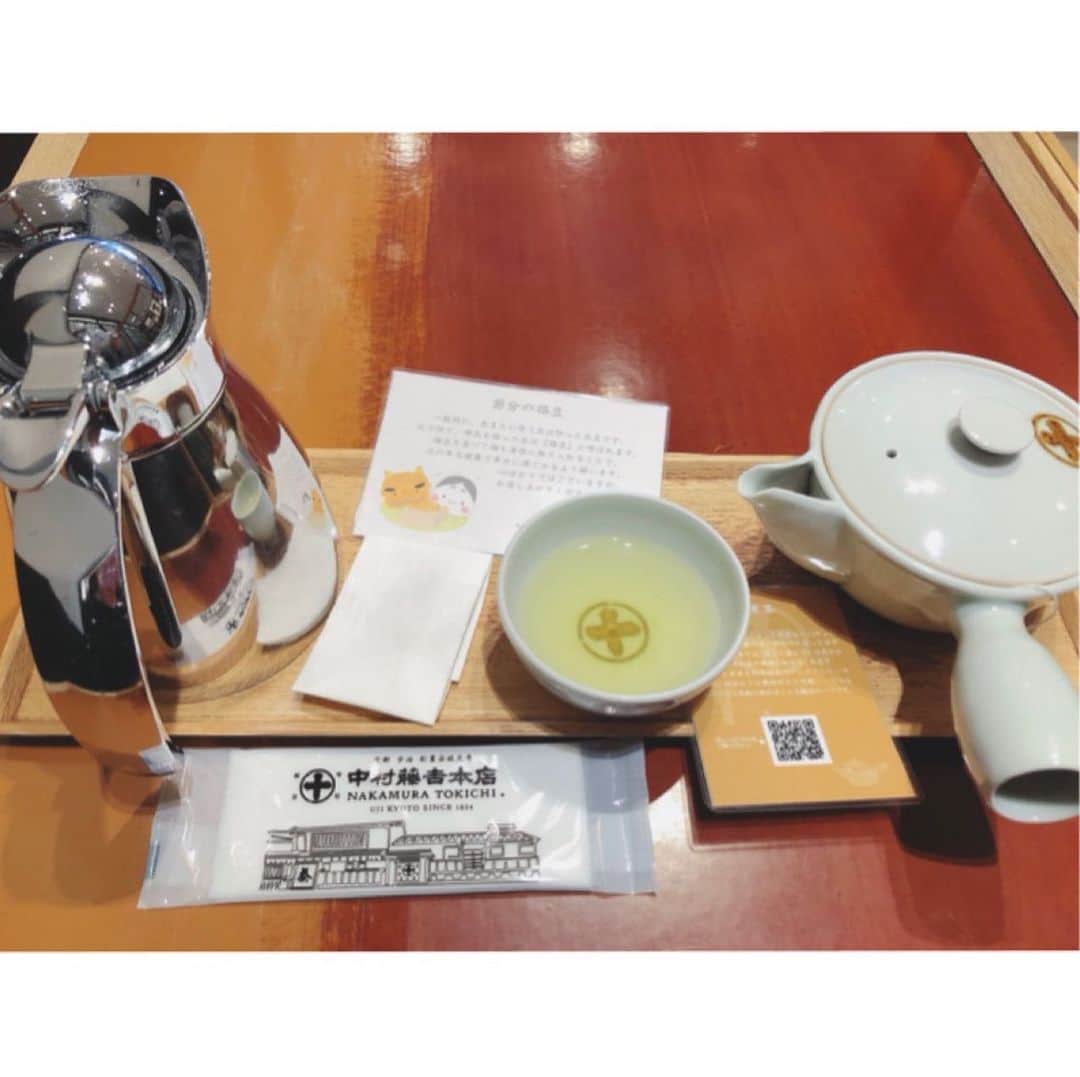 城華阿月さんのインスタグラム写真 - (城華阿月Instagram)「ちょいとおつかいに🚶‍♀️ 出かけたついでに @nakamura_tokichi_official  へ 密でなかったので ちょいと#お茶　を🍵 #茶ごろも　#葛 と抹茶餡と濃茶 苦味と甘さのバランス#😋 #おいしくいただきました  お店の方もとても良い笑顔 ゆっくりさせて頂きました#🙏 #節分　のお豆も頂きました😚 #玄米茶 #濃茶 #村上重本店  今度は#パフェ　食〜〜べょ🥄 @ginzasix_official  #ginza #銀座 #抹茶スイーツ  #抹茶好き #抹茶 #中村藤吉本店」2月2日 20時56分 - azuki__joka