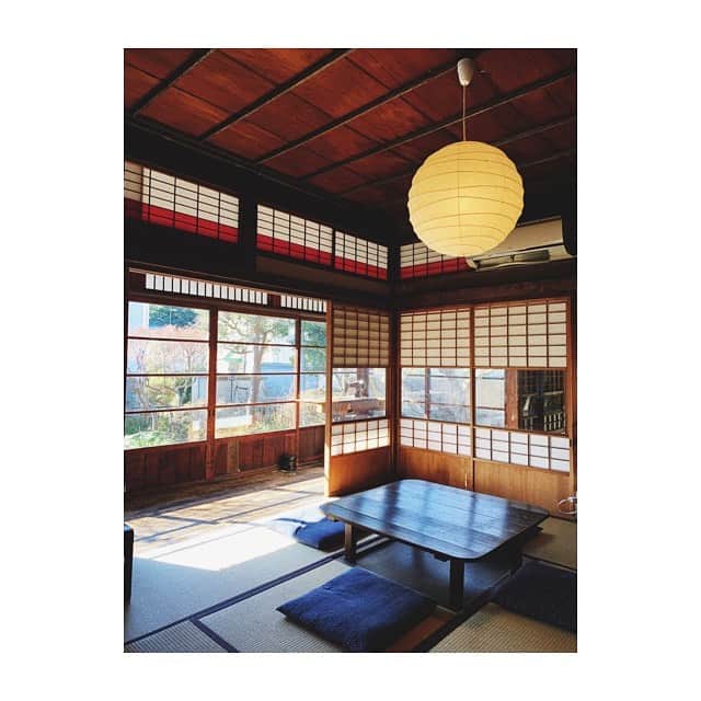宇藤えみのインスタグラム：「週末打ち合わせで @hiranotei_hayama へ。 居心地よくてホッと落ち着くわぁ。 息子は打ち合わせ中ずっと遊んでもらい楽しそうだった♪ ありがとうございます！  これからいろいろと楽しみだぁ。  #暮らし#古民家」