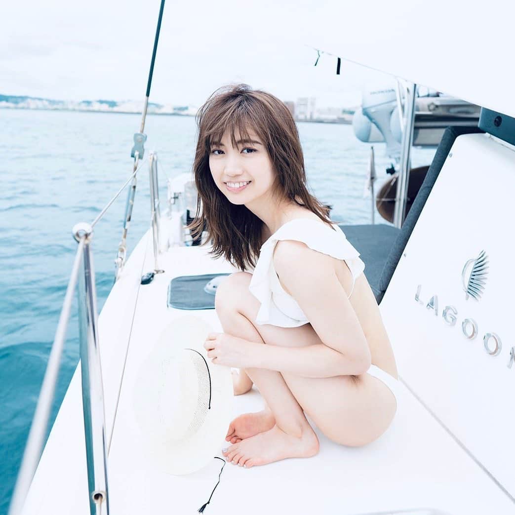 源藤アンリのインスタグラム：「半笑い🥰 #グラビア #アザーカット」