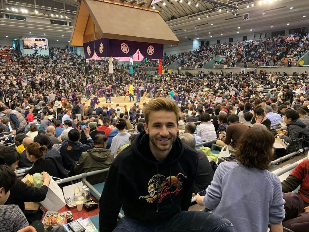 セルジ・サンペルのインスタグラム：「Recordando una de las mejores experiencias que he vivido en Japón. Mi primer combate de sumo! Para la próxima me subo al círculo! 😂🤪💪🏼  日本に来てからのもっともいい思い出の一つ。生まれて初めて行った相撲観戦！ 次行く時は土俵に上がりたいですね！😂🤪💪🏼」