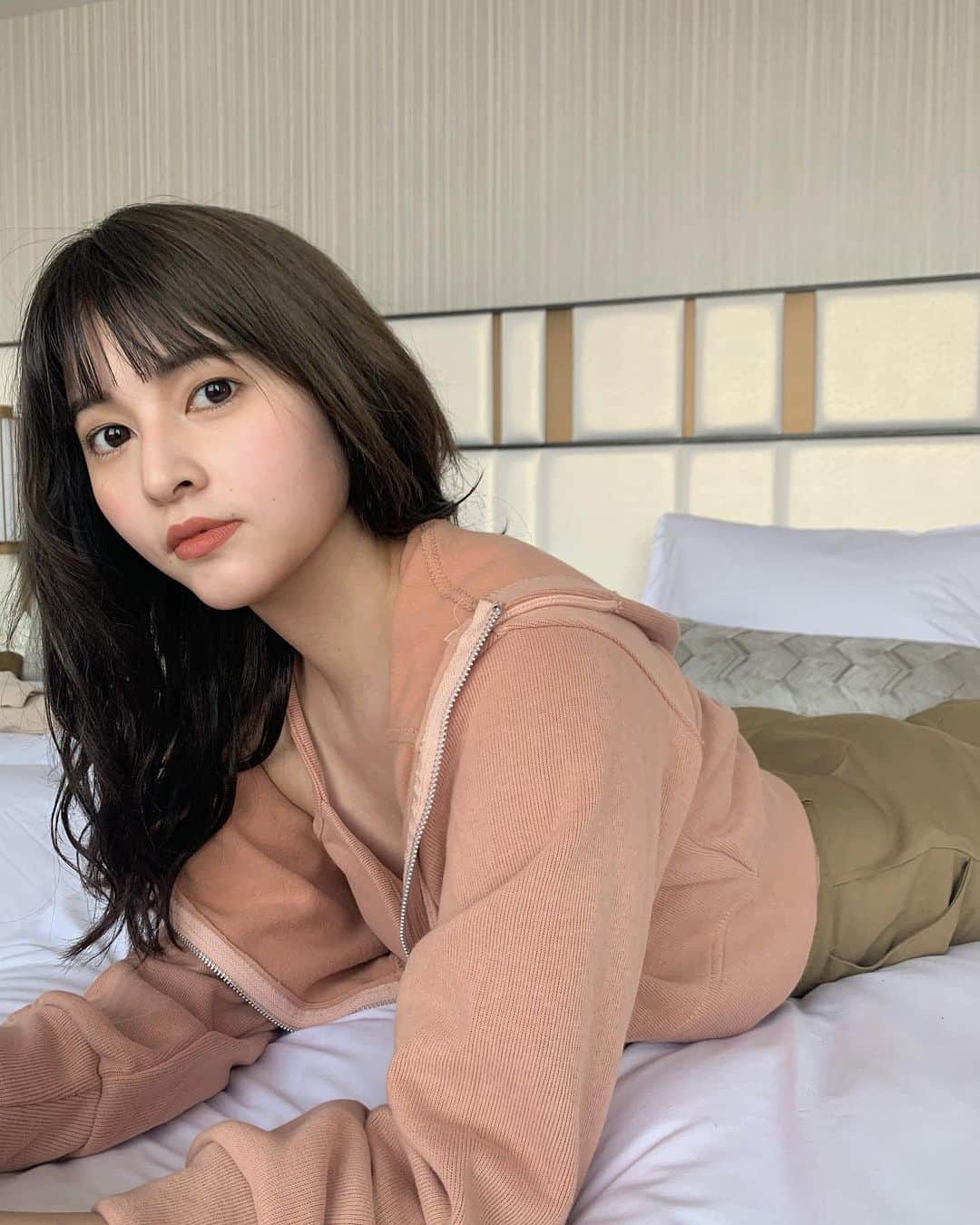 えなちぃのインスタグラム：「発売中のミニ丈パーカー🥺 ほんと可愛いのよ💕 こちらは、ベージュもあります💁🏻‍♀️」