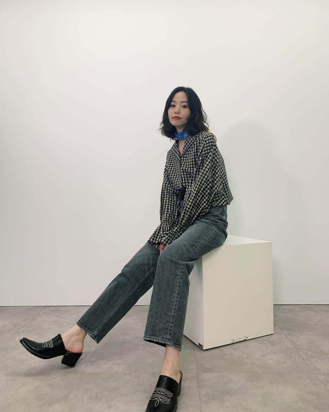 Shiho Sasakiのインスタグラム：「ずっとあっためていた こちらのJEANSも情報解禁👖  🔹PLAIN JEANS BLACK  私はL/BLKのストレートにしたよ✨ 見た目はノンスト、ヴィンテージ感があるのに ストレッチ入りで肌に馴染む履き心地が大好き❤ ゆる過ぎず、脚のラインが綺麗に見えるストレートなので テイスト問わず着回せるのも嬉しい👏 絶妙な加工具合が素敵なL/BLKは 絶対持ってて損無しです💯  @sheltterwebstore にて2/10〜先行発売 MOUSSY全店舗は2/11〜発売開始です🙆‍♀️ ちなみに @sheltterwebstore では先行予約も承ってます👖 ストーリーにリンク貼っておきますね☑︎  #MOUSSY #MOUSSYSNAP#MOUSSYJEANS #MOUSSYPLAINJEANS #2021SS」