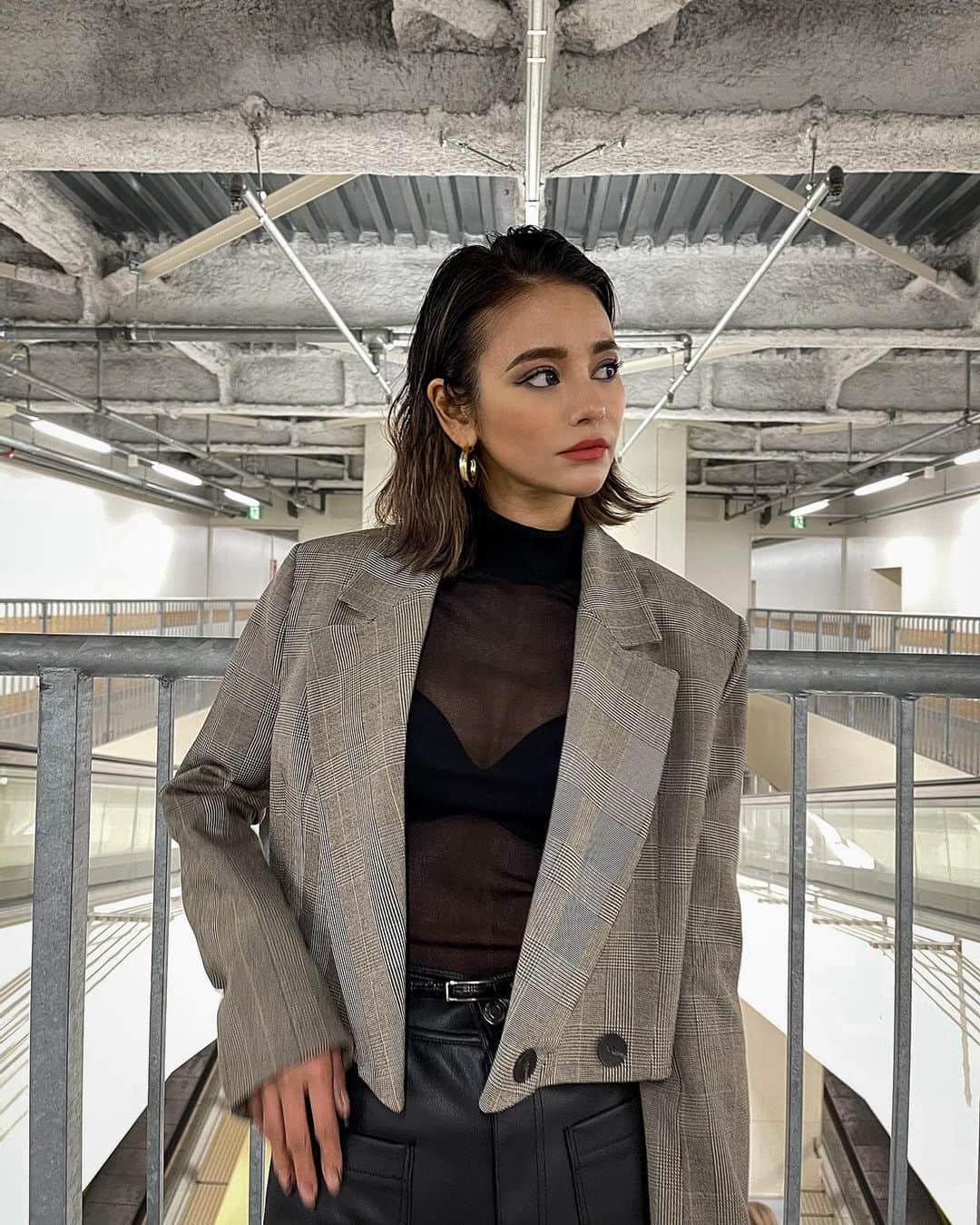 Rika Sasaki JPNのインスタグラム：「Jacketの中のスケスケTOPSは @_juemi_ 🤍 インナーをキャミにしたり ブラトップにしたりして色々変えて　　 着れるから良き🥳」