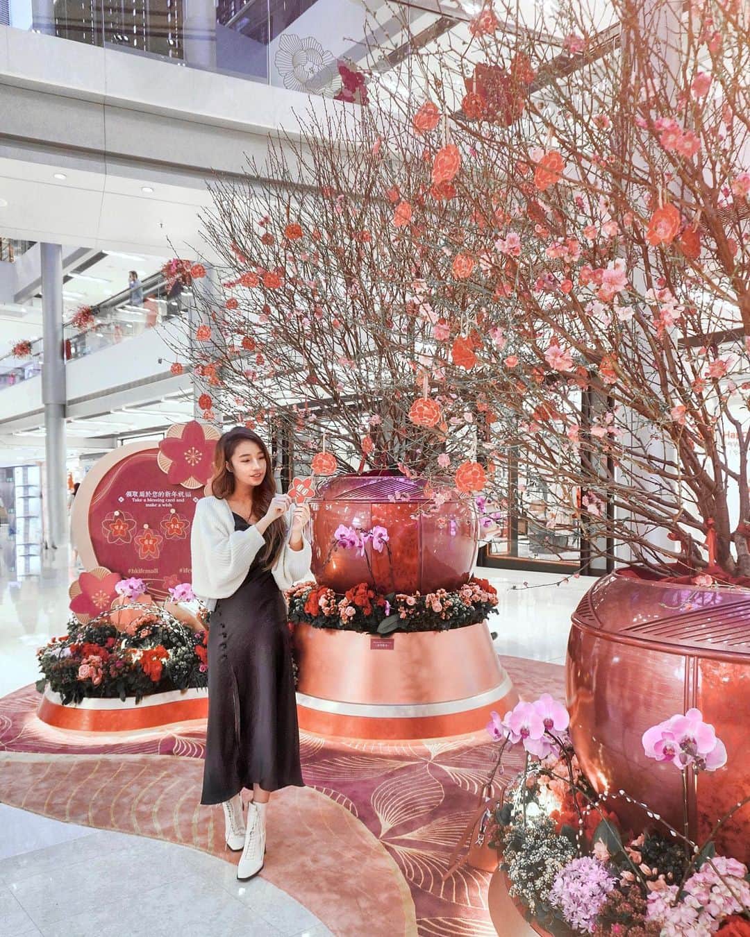 Moanna S.のインスタグラム：「It’s the time of the year with the prettiest peach blossoms! I just dropped by @hkifcmall after shopping and took the floral-shaped blessing cards home! Loved it!  @hkifcmall #hkifcmall #ifcCNY」