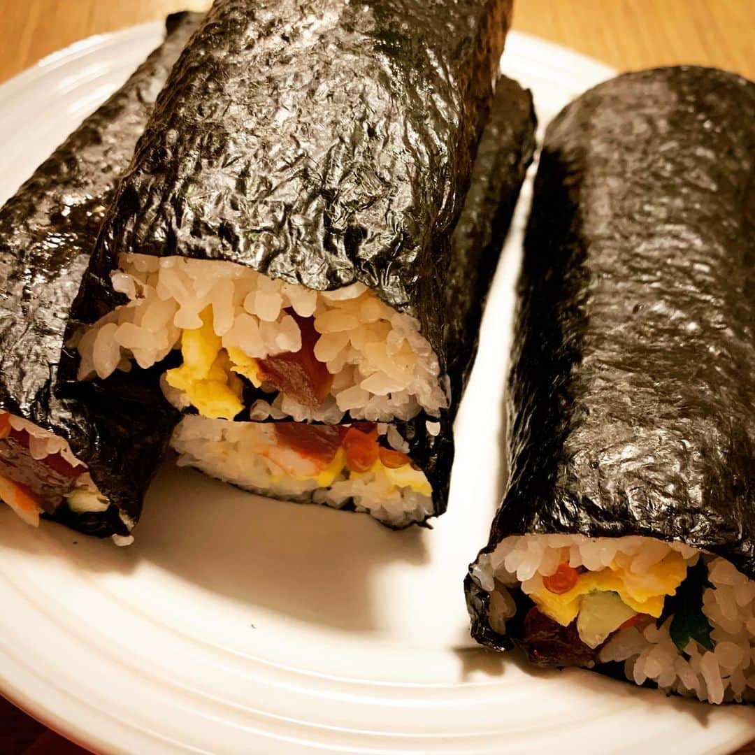 竹井亮介のインスタグラム：「2021年2月2日。 恵方巻みたいなもの。 #とっつぁん料理 #節分」