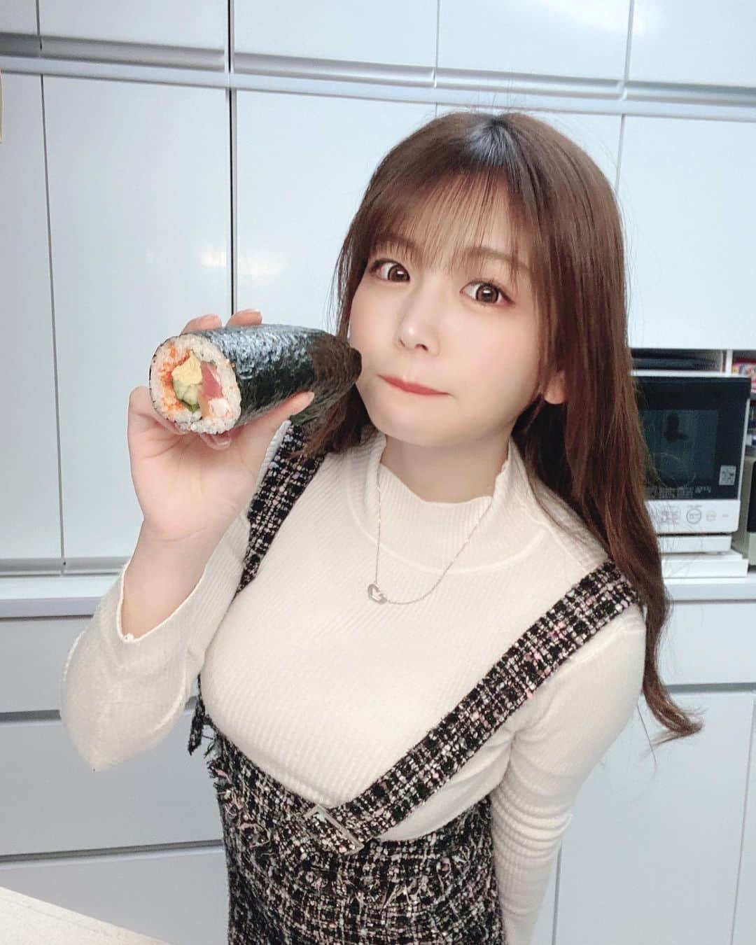 水瀬琴音さんのインスタグラム写真 - (水瀬琴音Instagram)「南南東🍙 ・ 節分だから 恵方巻き作ったよ(*ˊ꒳ˋ*)💕 好きなものだけを入れて作ったから 大満足😂😂✨ ・ みんなが健康で幸せに過ごせますように♡ ・ ・ ・ #恵方巻き #南南東 #節分 #お家ご飯  #cooking #太巻き #海鮮 #お家時間」2月2日 21時17分 - kotone_dayo___