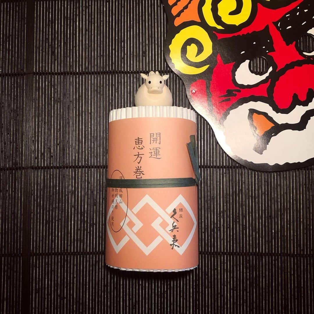 榊山敬代さんのインスタグラム写真 - (榊山敬代Instagram)「👹。。。。。 ・ 節分の2月2日は恵方巻の巻  今年は時間がありましたので スーパーで予約しまして購入 今回は#久兵衛 さんの恵方巻  毎年では恵方巻を用意する時間の余裕が なかったので初めてゆっくり節分タイム  今年は今までなかなかできなかった ゆとりのある時間を過ごしたいなと  心もちをイメージしながらも 未来へと向けて準備中のとき  ところで  今年は南南東を向いてもぐもぐの巻 ・　　　 ・ #おうち大好き #enjoyhome  ・ ・ #健康第一 ・ ・ #恵方巻き #Japanese #food #お寿司 #sushi #お米 #rice #海苔 #nori #巻き寿司 #sushiroll #器 #山田隆太郎 #豆 #beans  #和食 #鬼も内 #福は内 今日から #立春 #日本画家 の #お料理こんなもん #笹の葉」2月2日 21時17分 - sakakiyamatakayo