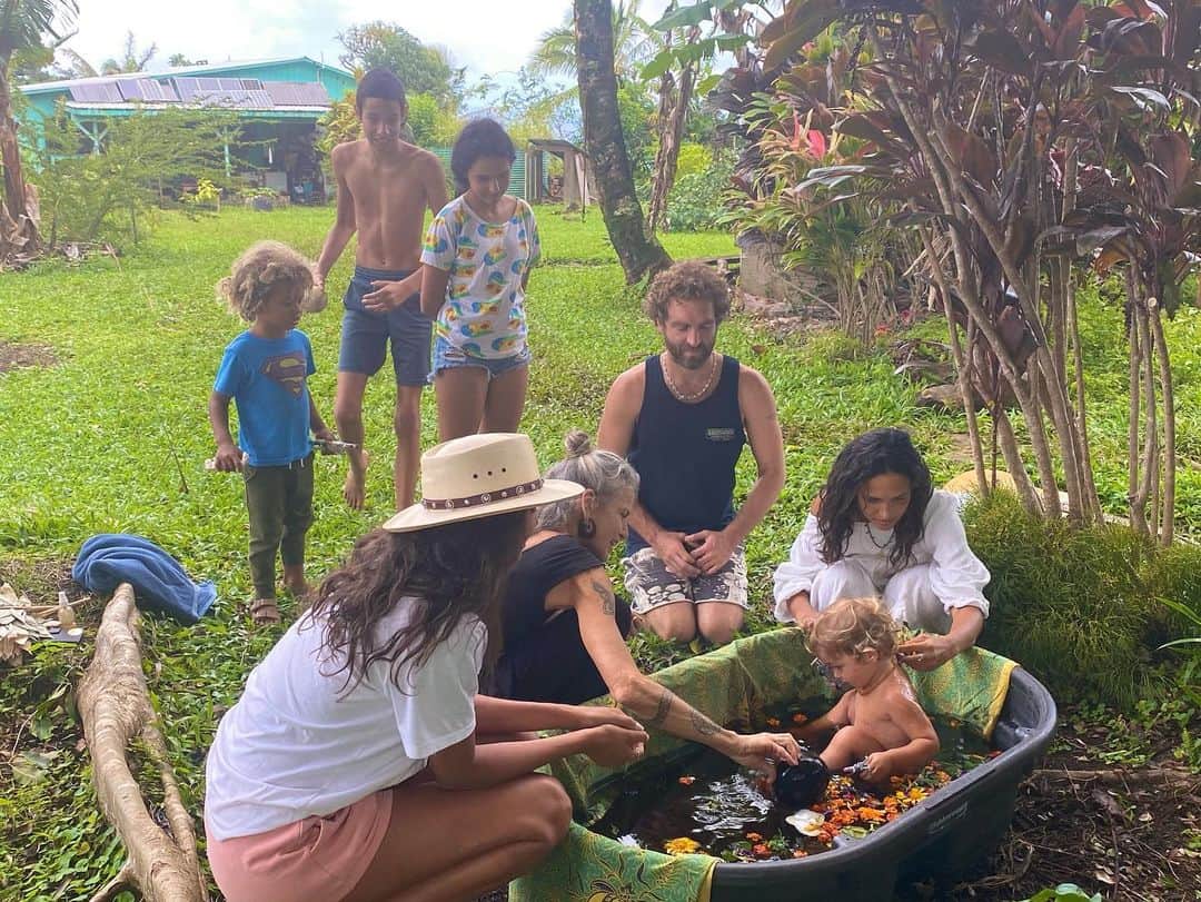 ライス・リベイロのインスタグラム：「Saying good bye to this beautiful island with Rio’s being baptized. I remember the days we talked about it and it finally happened. It couldn’t be in any better way. My heart is full of love and hope, I’m completely recharged and ready for 2021. The days that I spent with my love ones, I’ve learned that love is the ONLY way. Be kind to one another, we are in this together, let’s build a better world for our children 🙏🏽✨🌈🌼☘️🌸🌊 #rio #godmother #hope   Dando adeus a esta linda ilha com o batismo do Rio. Lembro-me dos dias em que conversávamos sobre isso e finalmente aconteceu. Não poderia ter sido melhor. Meu coração está cheio de amor e esperança, estou completamente recarregada e pronta para 2021. Nos dias que passei com meus entes queridos, aprendi que o amor é o ÚNICO caminho. Sejam gentis uns com os outros, estamos nisso juntos, vamos construir um mundo melhor para nossos filhos 🙏🏽✨🌈🌼☘️🌸🌊 #rio #dinda #esperança」