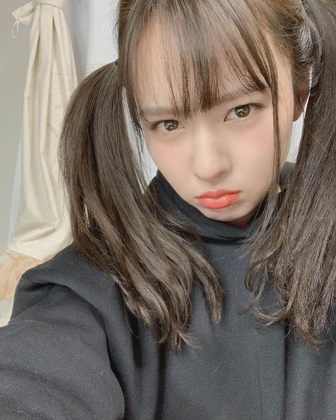 山田菜々さんのインスタグラム写真 - (山田菜々Instagram)「お風呂でみんなの投稿みてたら... 今日がツインテールの日なの？🥲  このあいだYouTubeの企画でしたときに 奇跡的に撮っていた1枚きりの自撮りがあったので載せます📷✨  みんな豆まきしたのかな？👹 わたしは諭吉と小町が食べちゃうのが怖くて豆は巻かずに声だけ張り上げたよ😂  ちなみに恵方巻きの写真ないので、最近作り方を覚えたキンパの途中写真🥲笑」2月2日 21時10分 - tannana.yamada