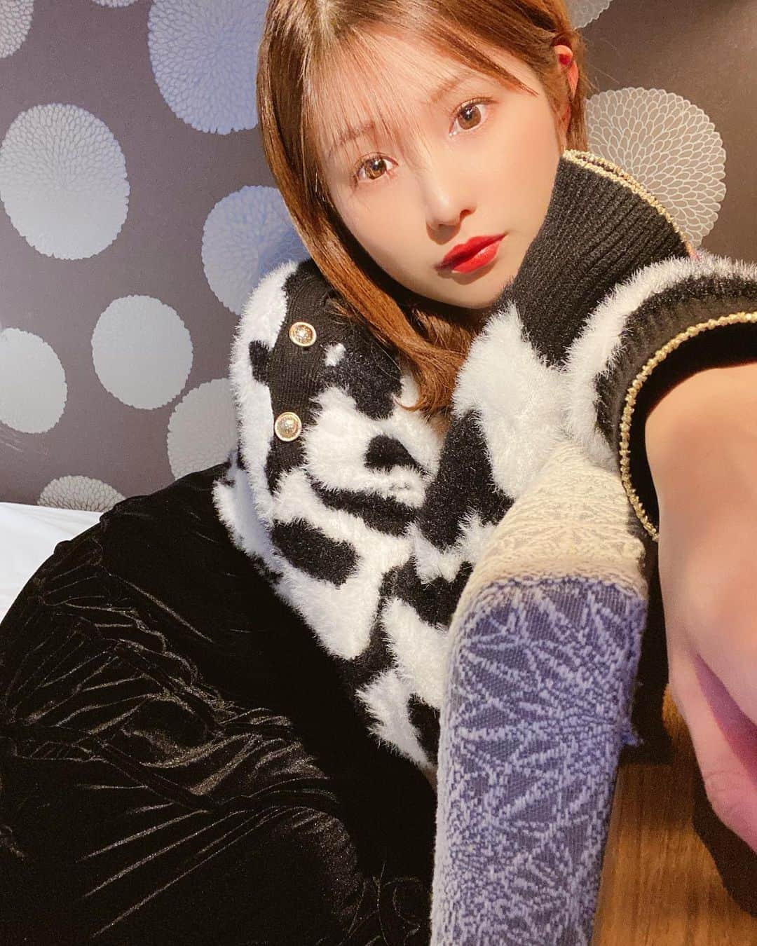谷川愛梨のインスタグラム：「: 🤍🐮🖤🐮🤍🐮🖤 最近お洋服たくさん褒められて嬉しい🥛 これは @spicaglow さんのお洋服だよ🌱 冬服探してる時に一目惚れした❄️ もこもこでとってもあたたかいの〜🐄🖤 Couponcode🍒psh5600 #spicaglow⁣ #spicaglowstyle⁣」