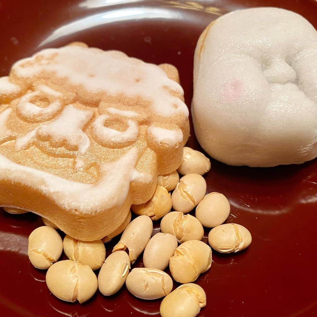 牛窪万里子さんのインスタグラム写真 - (牛窪万里子Instagram)「今日は節分。  今年の節分は124年ぶりに2月2日だとか。  こんな記念の節分だから今年はきっと良くなる。そう信じて豆と恵方巻きを頂きました。  可愛らしい鬼の最中つき豆と福饅頭。」2月2日 21時13分 - mariko_ushikubo