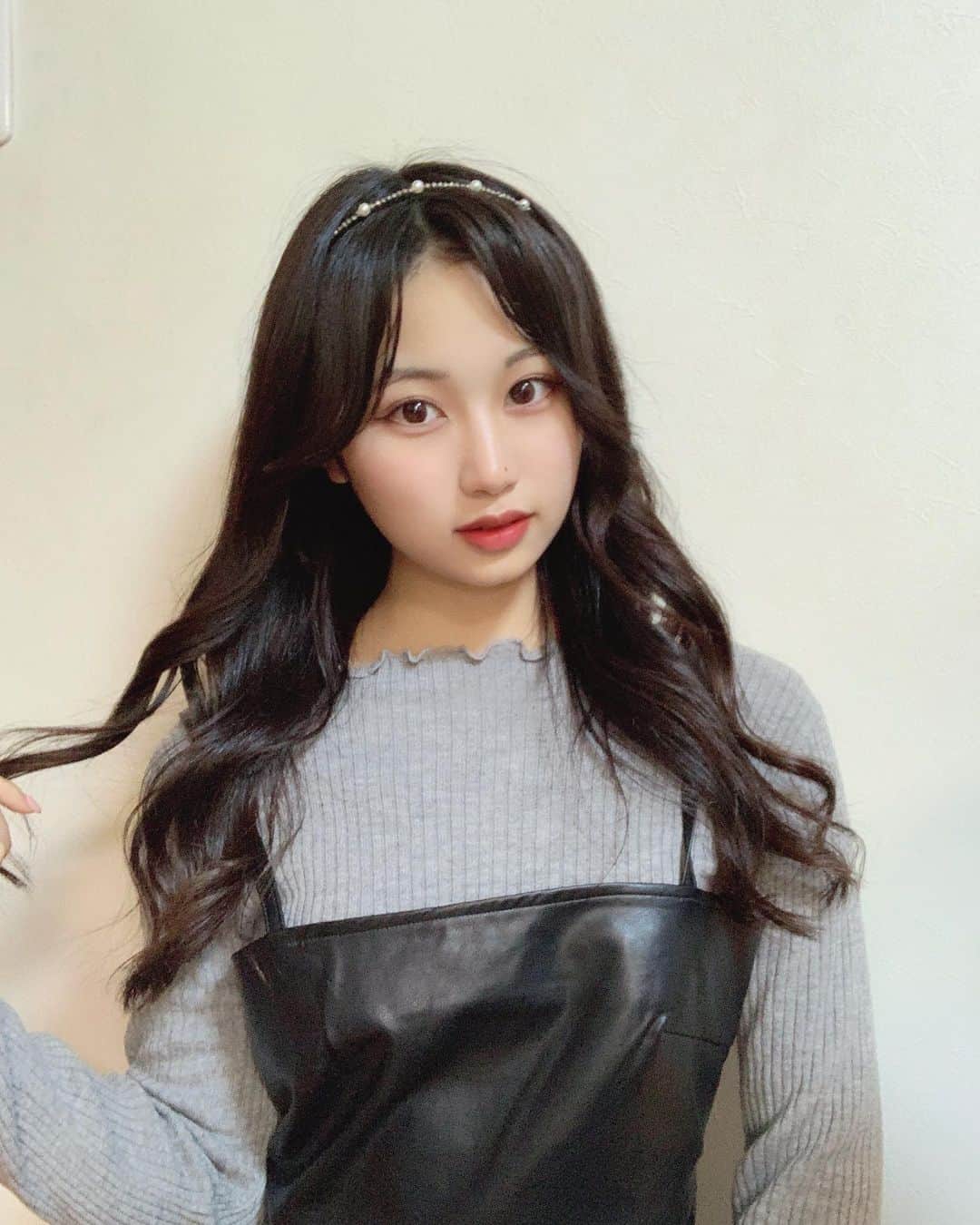 宮丸くるみのインスタグラム：「このカチューシャ安かった( ¨̮ )  ・ ・ ・  #リリバリ #lilyofthevalley #アイドル #idol #jk #18歳 #高校生 #ロングヘア #カチューシャ #巻き髪 #黒髪 #前髪アレンジ #かきあげ前髪 #egoist」