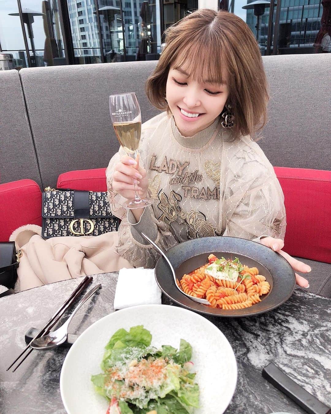 玉川来夢のインスタグラム：「CE LA VI TOKYO❤️ 夜しか行ったことなくて ずーっとお昼行ってみたいなぁって思ってたので念願のセラビランチ💕 こんなにオシャレでランチ美味しいのに めっちゃコスパいいんですよぉ〜🍝 テラス席だけど全然寒くなくて 開放感あって幸せでしたぁ💛 #celavitokyo #渋谷 #渋谷ランチ #chanel #dzzit #rienda #urmelty」