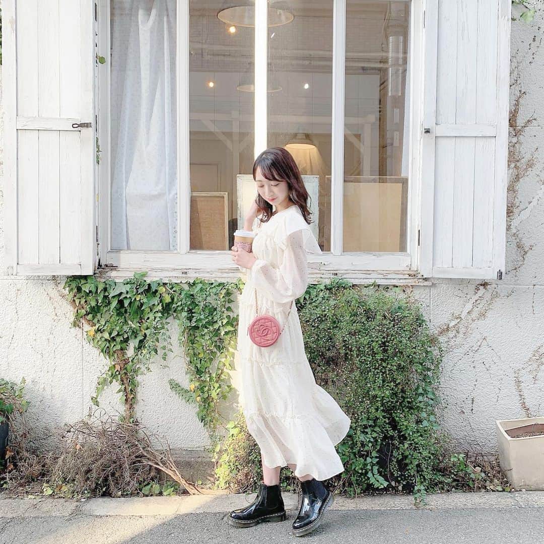 KANAKAさんのインスタグラム写真 - (KANAKAInstagram)「あいさちゃんとお出かけ❤︎  @as.meee.official さんのワンピースとニットのセット着ました💭  このドットのワンピースめっちゃウエスト細く見える！✨ 肩もふわっとしてるから華奢に見える最高🤲🏼  ニットはワンピースの上に着てももちろんかわいいけどデニムと合わせてもめっちゃかわいい☺️  着回し力抜群すぎる✊🏼✨  白いカフェ可愛かった〜！ホットキャラメルミルクぜひ飲んで欲しい、、美味しかった🥺💗  #asmeee #アズミー #韓国ファッション #pr #ワンピース #ニット #chanel  #シャネル #シャネルバッグ  #drmartens #大阪 #大阪カフェ #福島カフェ #関西カフェ #淡色カフェ #fouet #canikafe #canikafe_osaka」2月2日 21時14分 - canika_1111