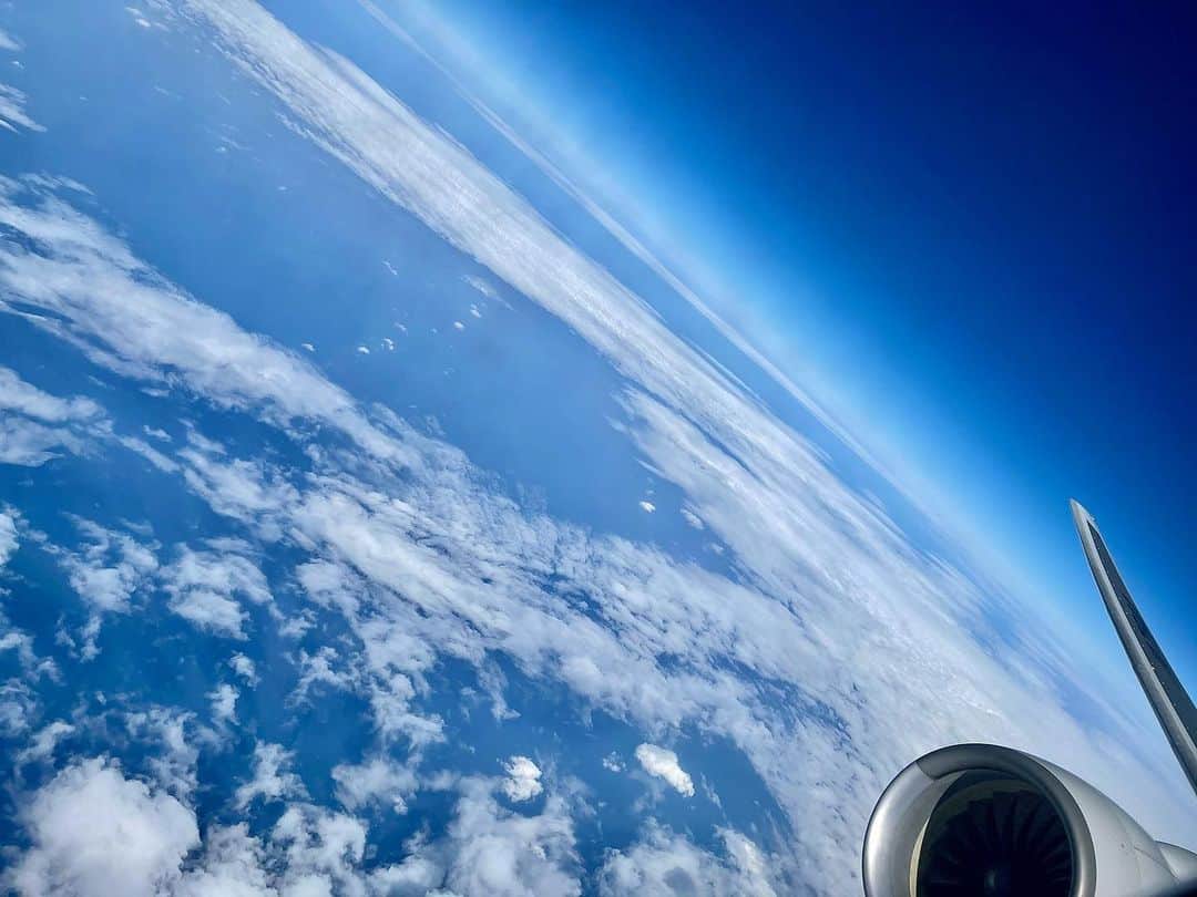 アシュリー千帆のインスタグラム：「.  地球の丸さを目で見れたかな🌏  雲よりも高いところを飛んでみて 地形を見れるの楽しい  お仕事です✈️  みんないい夢見てね、おやすみ😴  .」