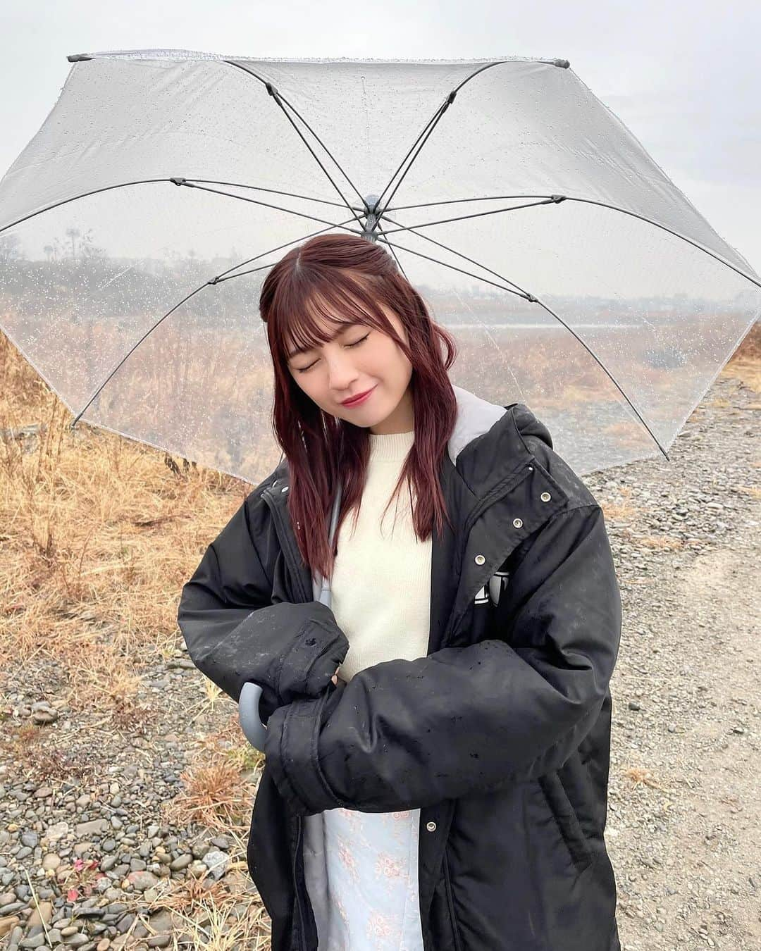 廣川奈々聖さんのインスタグラム写真 - (廣川奈々聖Instagram)「MV撮影のオフショット🦔🌧﻿ ﻿ ﻿ 寒い上に 雨も降ってて、表情も固まるし、あまりに寒いと﻿まっすぐ歩けないことにも気づいた（笑）﻿ ﻿ ﻿ ﻿ ﻿ こんな努力もあり(？)﻿ たくさんの人に支えながら﻿ すっごく素敵な作品に仕上がった新しい作品！﻿ ﻿ 「春花火」YouTubeで是非みてください！🐈🌸﻿ ﻿ ﻿ ﻿ ﻿ #春花火 #オフショット #mv撮影」2月2日 21時26分 - nanaseven7_u_u