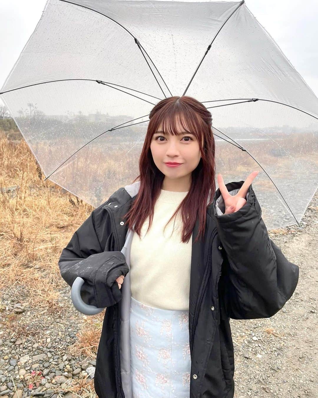廣川奈々聖のインスタグラム：「MV撮影のオフショット🦔🌧﻿ ﻿ ﻿ 寒い上に 雨も降ってて、表情も固まるし、あまりに寒いと﻿まっすぐ歩けないことにも気づいた（笑）﻿ ﻿ ﻿ ﻿ ﻿ こんな努力もあり(？)﻿ たくさんの人に支えながら﻿ すっごく素敵な作品に仕上がった新しい作品！﻿ ﻿ 「春花火」YouTubeで是非みてください！🐈🌸﻿ ﻿ ﻿ ﻿ ﻿ #春花火 #オフショット #mv撮影」