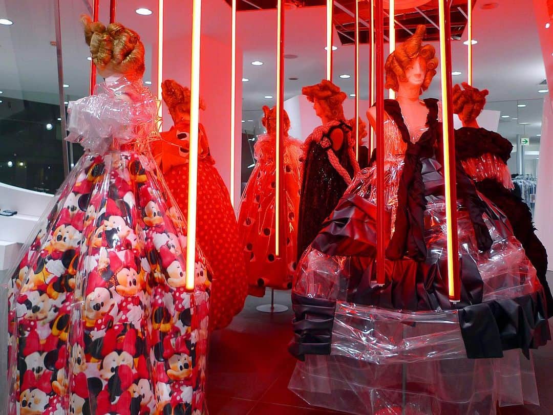 コム・デ・ギャルソンのインスタグラム：「CDG SS21 installation at CDG Aoyama store  Headpieces @juliendys」