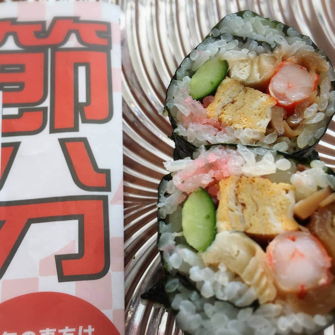 小林幸子さんのインスタグラム写真 - (小林幸子Instagram)「124年ぶりの2月2日の節分👹 ということで、よく行く和食屋さんから！お昼に届けて頂きました✨ 　 ほんとは、夜に食べようと思ってたのにあんまり美味しそうなので、すぐに食べちゃいました😅　  南南東に向かい無言で‼️ コロナの収束をひたすら願うばかり🙏🙏🙏  そして、美味しかった♥   #sachikokobayashi  #小林幸子  #節分  #124年ぶり  #南南東  #恵方巻き  #コロナの収束を願うばかり  #ごちそうさま」2月2日 21時21分 - kobayashi_sachiko_5884