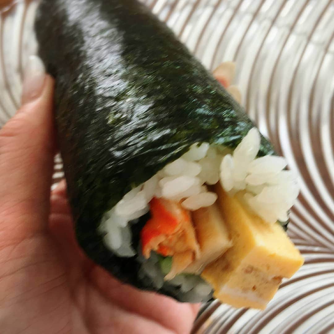 小林幸子さんのインスタグラム写真 - (小林幸子Instagram)「124年ぶりの2月2日の節分👹 ということで、よく行く和食屋さんから！お昼に届けて頂きました✨ 　 ほんとは、夜に食べようと思ってたのにあんまり美味しそうなので、すぐに食べちゃいました😅　  南南東に向かい無言で‼️ コロナの収束をひたすら願うばかり🙏🙏🙏  そして、美味しかった♥   #sachikokobayashi  #小林幸子  #節分  #124年ぶり  #南南東  #恵方巻き  #コロナの収束を願うばかり  #ごちそうさま」2月2日 21時21分 - kobayashi_sachiko_5884
