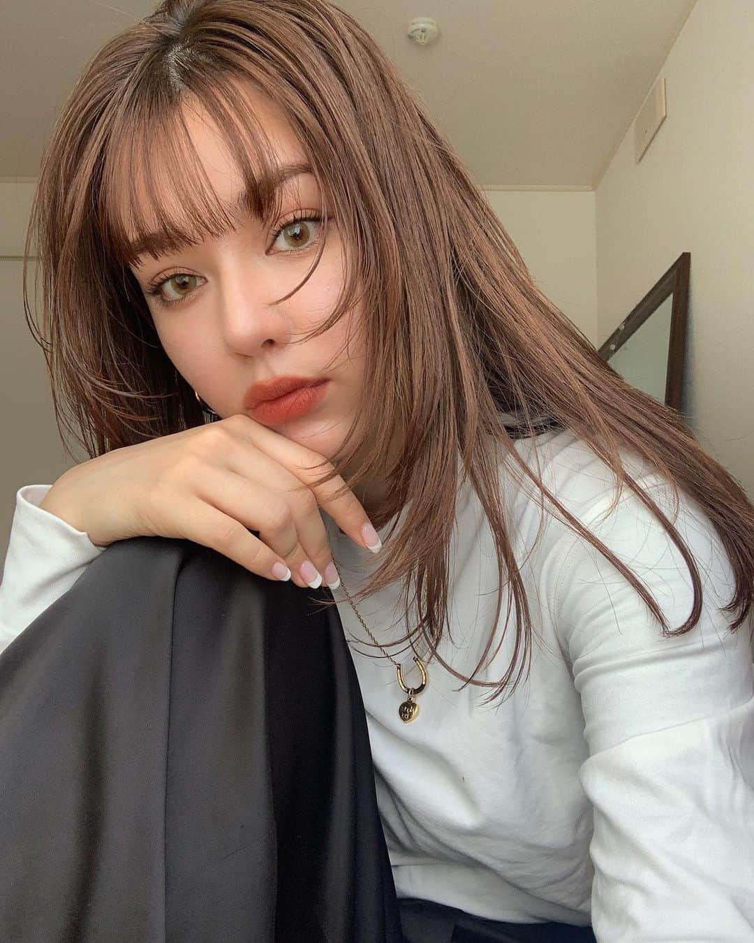 ソフィアのインスタグラム：「🤍🖤 . グリーンのカラコンに合うメイクが難しい…🥲」