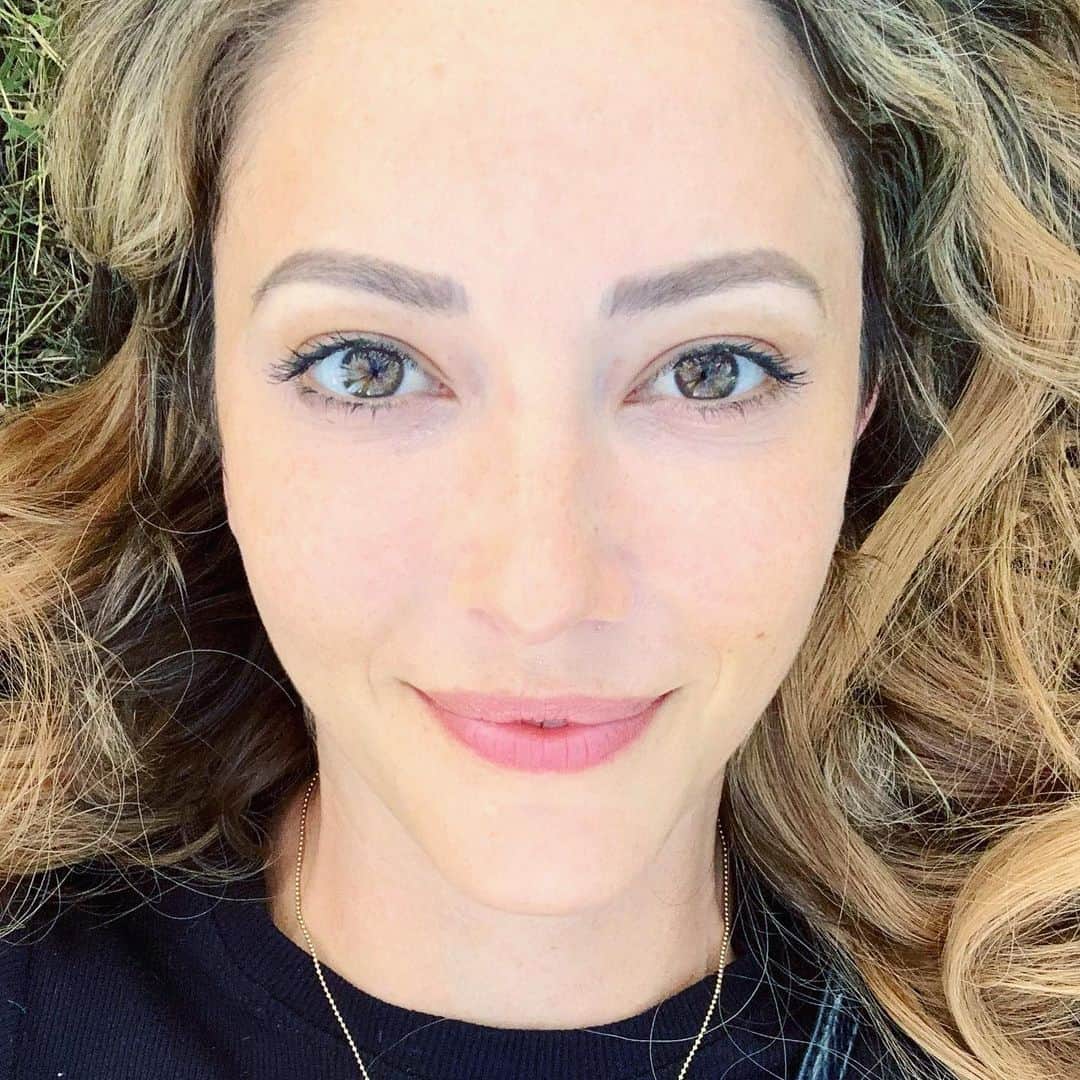 タリン・サザンのインスタグラム：「Show of hands 🙋‍♀️🙋🏽‍♂️ - how many of you have heard of or tried breathwork?  I attended my first breathwork session just hours after receiving my cancer diagnosis. This was purely coincidence; I had been curious about breathwork for years after hearing many friends talk about it as an effective emotional processing and stress reduction tool.   What transpired that session eluded both my rational mind and working vocabulary. If you’ve experienced unordinary states of consciousness, like the kind brought on by entheogens, you know what I’m talking about.  I was transported through time and space, memories and people. As the music swelled - breathwork is often done in conjunction with sound baths or emotive songs - my body shook and convulsed.  But unlike other transcendent experiences, I hadn’t ingested a single psychedelic. I was just...breathing.  Had anyone seen me on the floor writhing and at times sobbing, they would have thought I was possessed. But by the end, I felt immense peace throughout my entire body. My anxiety was gone.  From then on, I incorporated breathwork into my cancer treatment, with no good reason other than the personal observation that it felt good. Whenever I wasn’t sick, I did a session. (I would later do more empirical research around the impact of breathwork on the brain…more on that in a subsequent post.)   I’ve since worked with over a dozen breathwork practitioners, many of whom I credit with profound, life-changing experiences. I share a handful of them here, in hopes that, if you are curious, you can experience an in-person or virtual session with them.  1. @jordanaisyoga - her soothing style always leaves me feeling joyful & relaxed 2. @suntaramusic - he and his wife offer a gentle breathwork style combined with beautiful sound healing  3. @becrystalclear_ - where I had my first powerful session and subsequent sessions throughout treatment  4. Dr. Anne West - drannewest.net - one session with Anne at her home in Napa changed my life  As we all ease into 2021, I’ll be sharing more tools that have aided my healing journey this past year. From traditional practices to modern technology, I hope you find them productive.   ♥️ T」