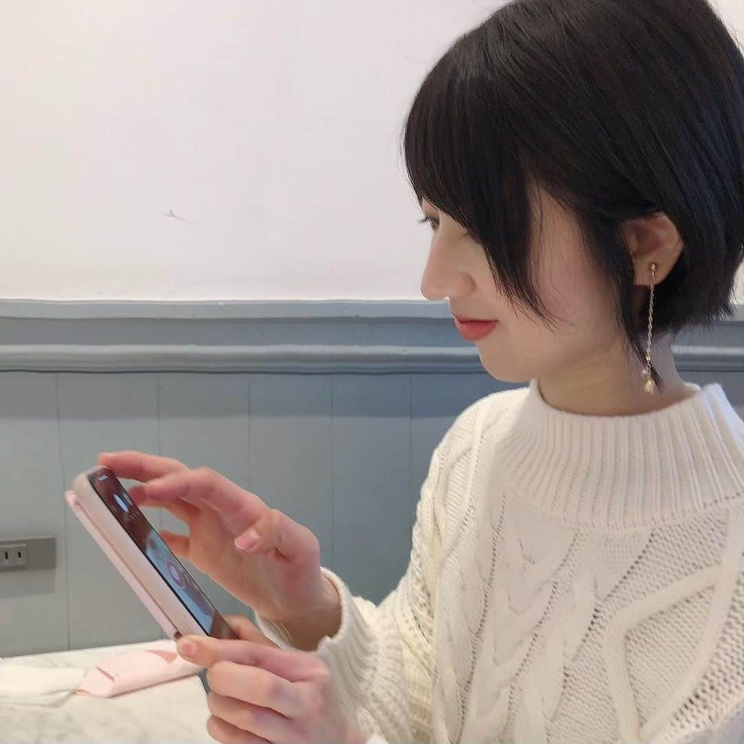 太田英里のインスタグラム：「* すっごく可愛いラテに出会った日。 スマホを逆さにして撮るといい という噂を聞いて頑張って撮りました☕ 撮った写真は2枚目を見てね💁‍♀️☕♡  そしてこのあと22時からフジテレビ 『華丸大吉&千鳥のテッパンいただきます！』 「その瞬間キュンです♡」再現ドラマに 少しですが出演しているので是非 観ていただけると嬉しいです☺️  #過去pic #カフェ #cafe #lohasbeanscoffee #表参道 #ホワイトビーツラテ #ビーツ #ラテ #chocolate #shorthair #太田英里 #テッパンいただきます #キュンです」