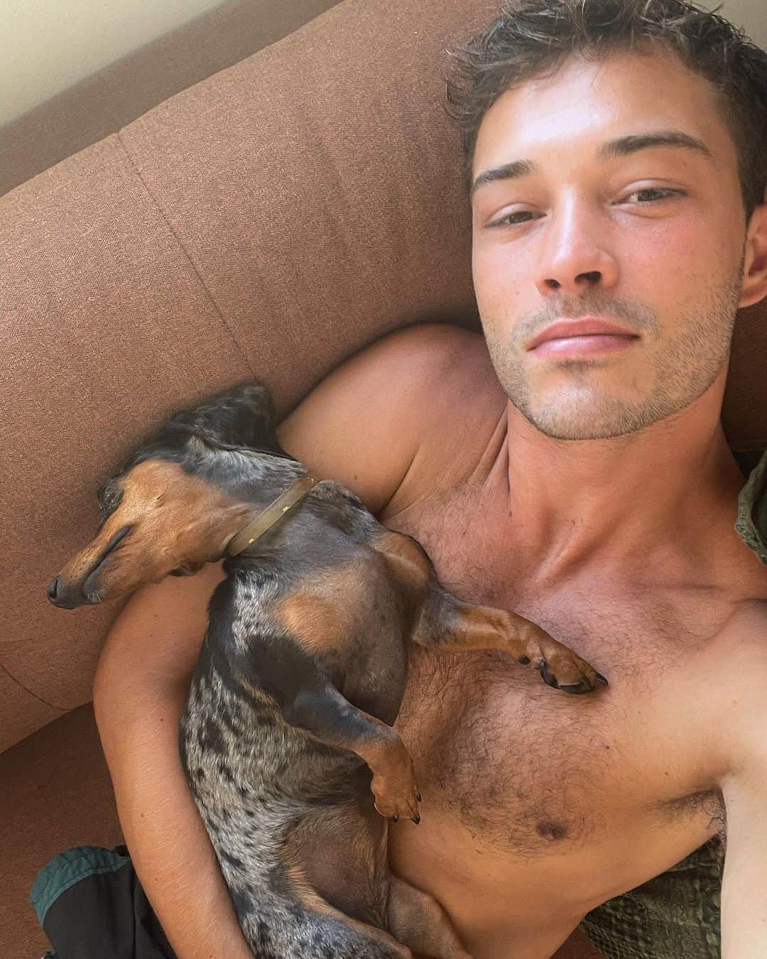 フランシスコ･ラチョースキーのインスタグラム：「Vina knows how to make me stop taking selfie’s! 🤪 @vinalindalachowski Sabe como fazer eu parar de tirar selfie!!」