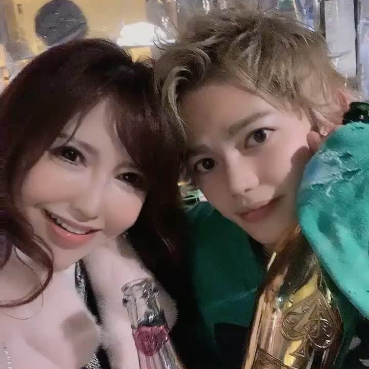 のインスタグラム：「すごい楽しかった💕﻿ ﻿ ﻿ 大阪で色んな起業家さんと飲んできた🥰﻿ ﻿ ﻿ そして春木開君(@haruki.Kai)とも﻿ やっと会えたー‼﻿ ﻿ やっぱりイケてるオーラ﻿ ガンガンでした👏️﻿ ﻿ ﻿ バリバリ活動してる人たちとの空間は﻿ 全然違うし、元気もパワーももらえる💕﻿ ﻿ 本当に感謝です✨」