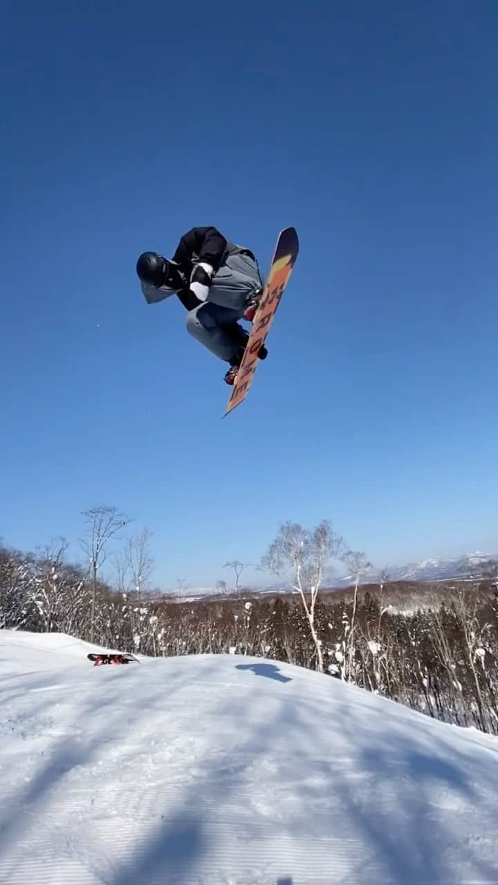 SuzukiAtsuhiroのインスタグラム：「I believe I can fly 🪶🪶 #swb900 @niseko_hanazono_park   @romesds_japan  @girosnow_japan  @dominatorwax  @ebsmission  @hope__og  @the.suns  @aoyamagakuinuniversity  #romesds #giro #dominator #ebsmission #hope #thesuns #チューンナップ工房mk #スノーボード #スノボ #snowboard #snowboarding #snowboarder #instagood #instalike #いいね返し #青山学院 #これ幸 #グラトリ女子」