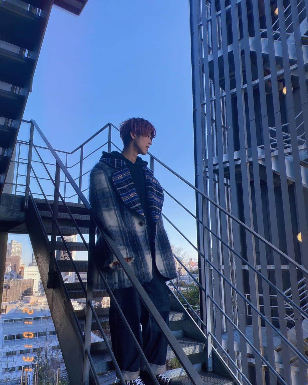 CHIBA（千葉光平）さんのインスタグラム写真 - (CHIBA（千葉光平）Instagram)「Blue coat & sky 🏙  #code #ootd #mensfashion  #nozomiishiguro #nozomiishigurohautecouture #tuki  #shinyayamaguchi #alexandermcqueen」2月2日 21時30分 - _kohei_chiba_