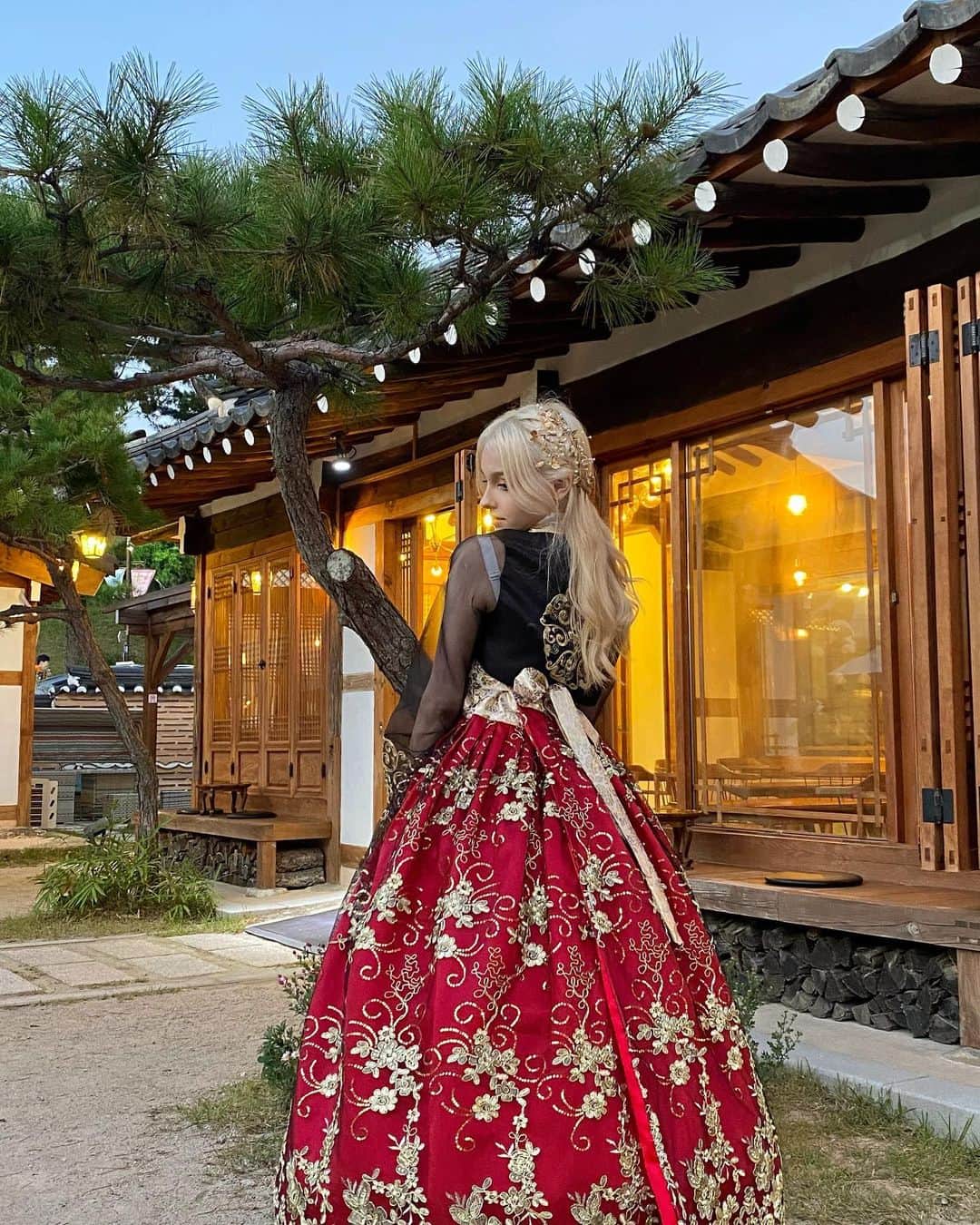 Elina 엘리나 (エリナ) さんのインスタグラム写真 - (Elina 엘리나 (エリナ) Instagram)「Korean hanbok is beautiful, isn’t it?😻 경주 여행갔을때 사진! 우리 나라 한복은 진짜 예쁜거 같아요... 색깔도 화려해✨ #한복 #경주여행 #Hanbok #korea」2月2日 21時30分 - elina_4_22