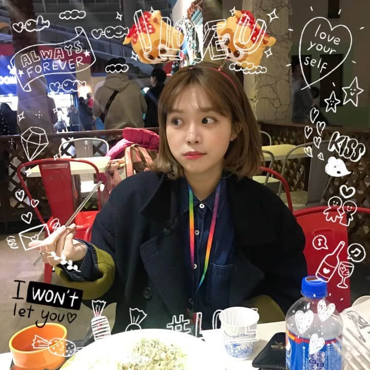 キム・ダヘのインスタグラム：「#셀럽챌린지 참여하려고 엔드라이브 뒤져서 찾은 사진들 총출동 내 구운감자사진도 촌년가툰 사진도 사랑해... 🤍🧡💜❤️🍑🍓 스토리에만 올리려고 한 웃긴사진들 총동원;;  만드는데 진땀뺐네 휴...  #Celeb_Challenge #나의celebrity는_나야 #아이유_celebrity 🧡 @dlwlrma @edam.official」