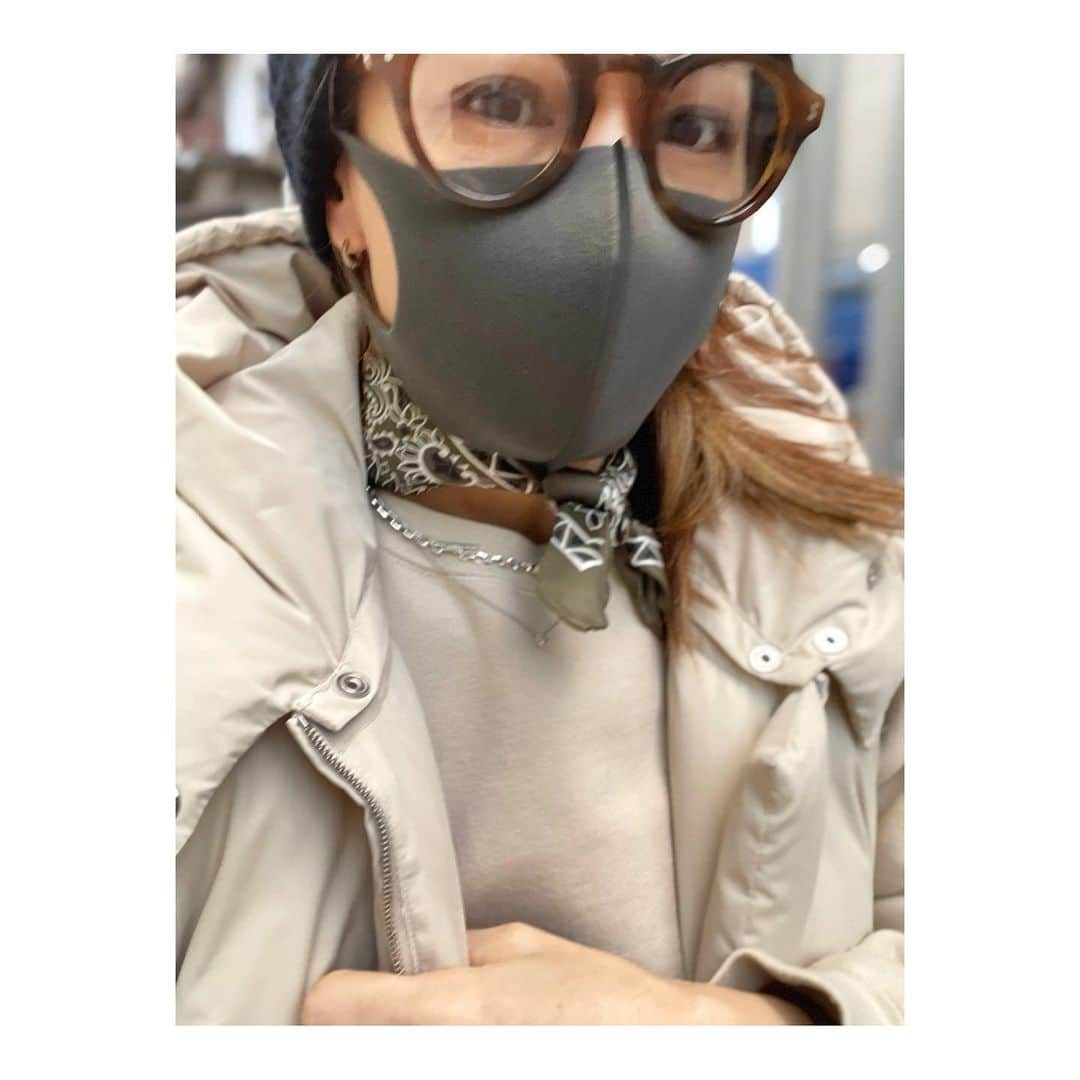 稲沢朋子さんのインスタグラム写真 - (稲沢朋子Instagram)「緊急事態宣言が延長になりましたね… 安全に過ごしましょう ワンマイルStyleにチビスカーフをON☺️ 今日は暖かかったのでダウンベストでちょうどよかった👍 #ワンマイルウェア #スウェットコーデ #今日は節分  #👹」2月2日 21時32分 - ina_tomo