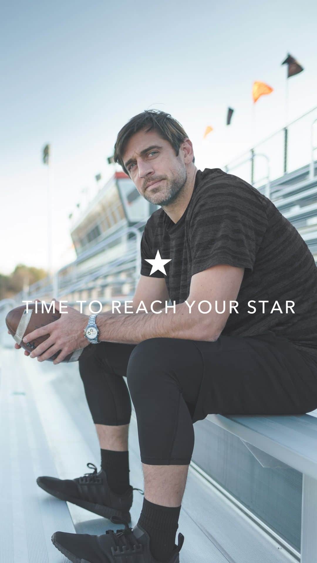 ゼニスのインスタグラム：「@aaronrodgers12 knows better than most what it means to make every instant count, and what it takes to reach your star. Please give a warm welcome to Zenith's North American ambassador.」
