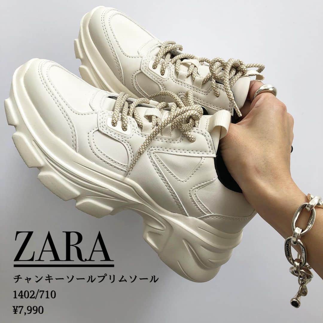 Miyoのインスタグラム：「【ZARA購入品👟】﻿ ﻿ ﻿ オンラインで一目惚れした﻿ ZARAのスニーカー♥️﻿ ﻿ パンツスタイルにはもちろん、﻿ スカートに合わせてカジュアルダウンしても﻿ 可愛いですよね🥰﻿ ソールは5cmあるのでスタイルUP効果も﻿ ありそう✨﻿ (スニーカー詳細 スワイプ▷▷▷)﻿ ﻿ ﻿ スニーカーは0.5cm大きめを買うことが多い﻿ ですが、今回は在庫がなかったので﻿ ジャストサイズの24.0cmを購入。﻿ 厚手の靴下を履くと少しキツいですが、﻿ 普通の靴下なら大丈夫でした☺️👌🏻﻿ ﻿ ホワイトスニーカーは春夏コーデに﻿ 大活躍しそう…🌷﻿ いま見たら在庫が復活してるサイズも﻿ あったので是非チェックしてみてください🥰♪﻿ ﻿ ﻿ ﻿ ﻿ ﻿ #ZARA#ザラ#ザラジョ#ザラコーデ#ザラジョコーデ#ZARA購入品#ザラ購入品#zarawoman#zaradairy#zaranewin#zara fashion#zarastyle#sneaker#スニーカー#ハイテクスニーカー#スニーカーコーデ#ママファッション#ママコーデ#プチプラコーデ#プチプラファッション#置き画﻿ ﻿ ﻿ ﻿ ﻿」